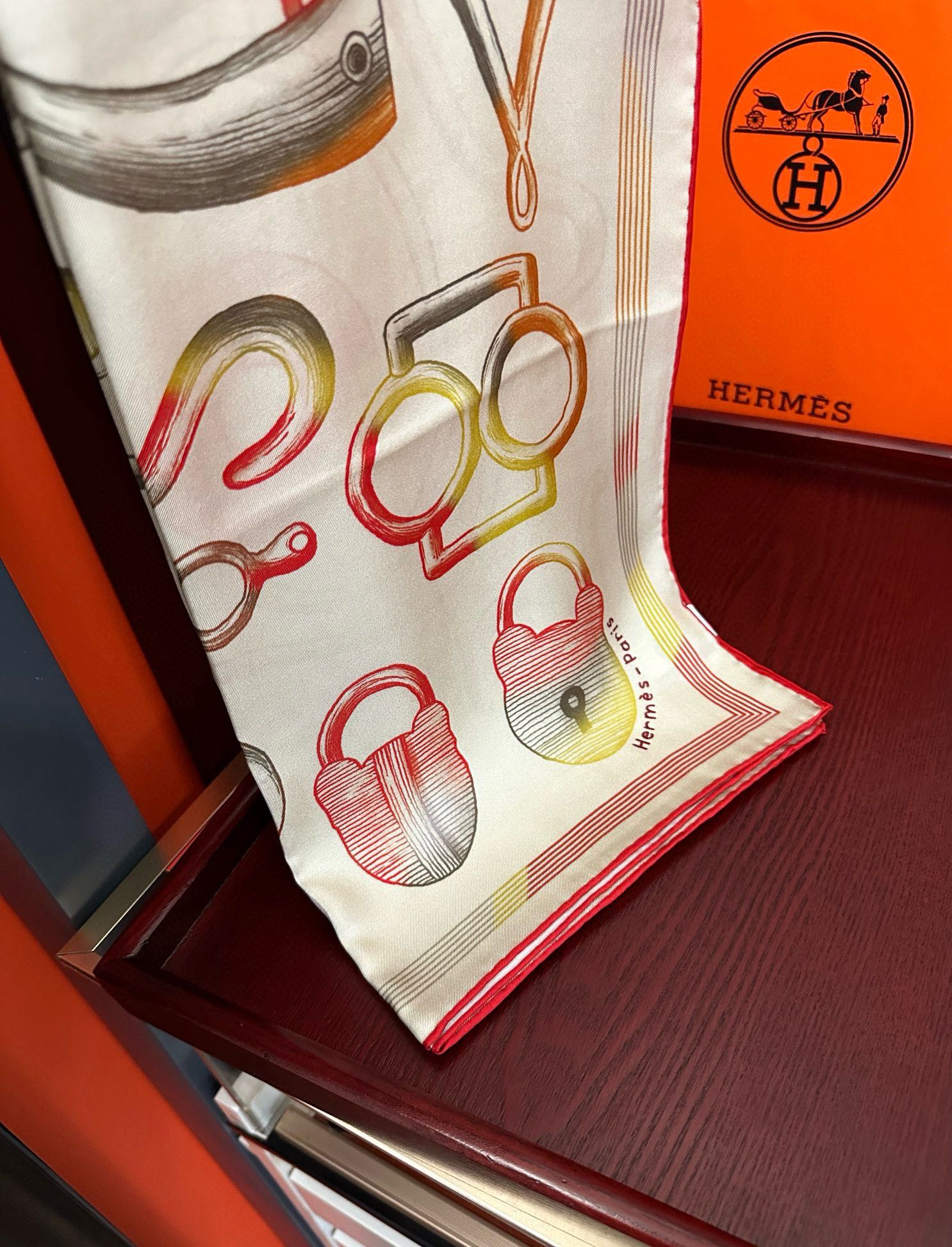 。高品质2025爱马仕最新款 官网同步 太阳精致卷边嘴唇太美了品质感很显好得意好搭到上瘾的丝巾色带着不显