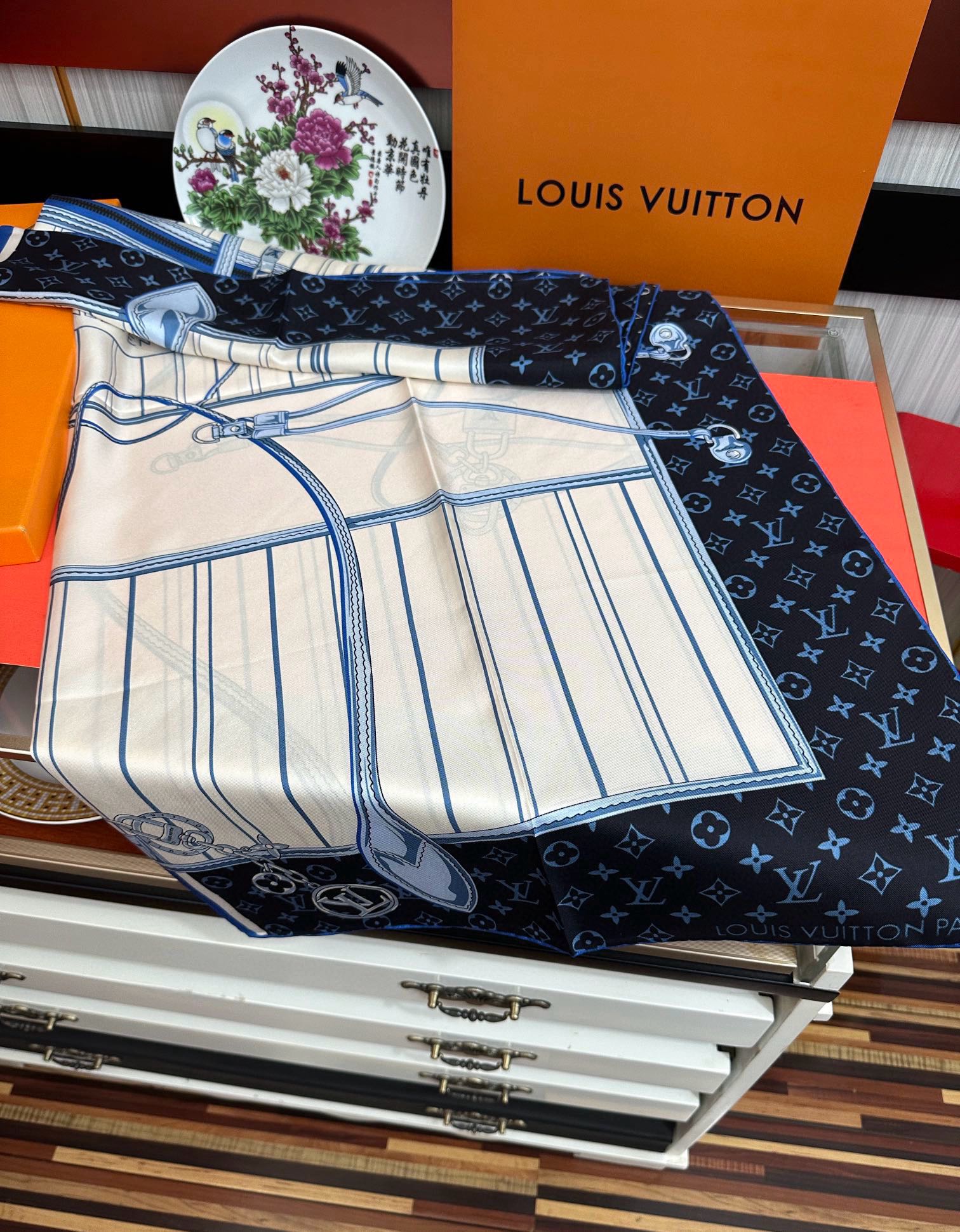  。高版本FENDI庆祝2025本年度最好看的丝巾没有之一了👍满身印有不同尺寸的米色和棕色标志性F Ba