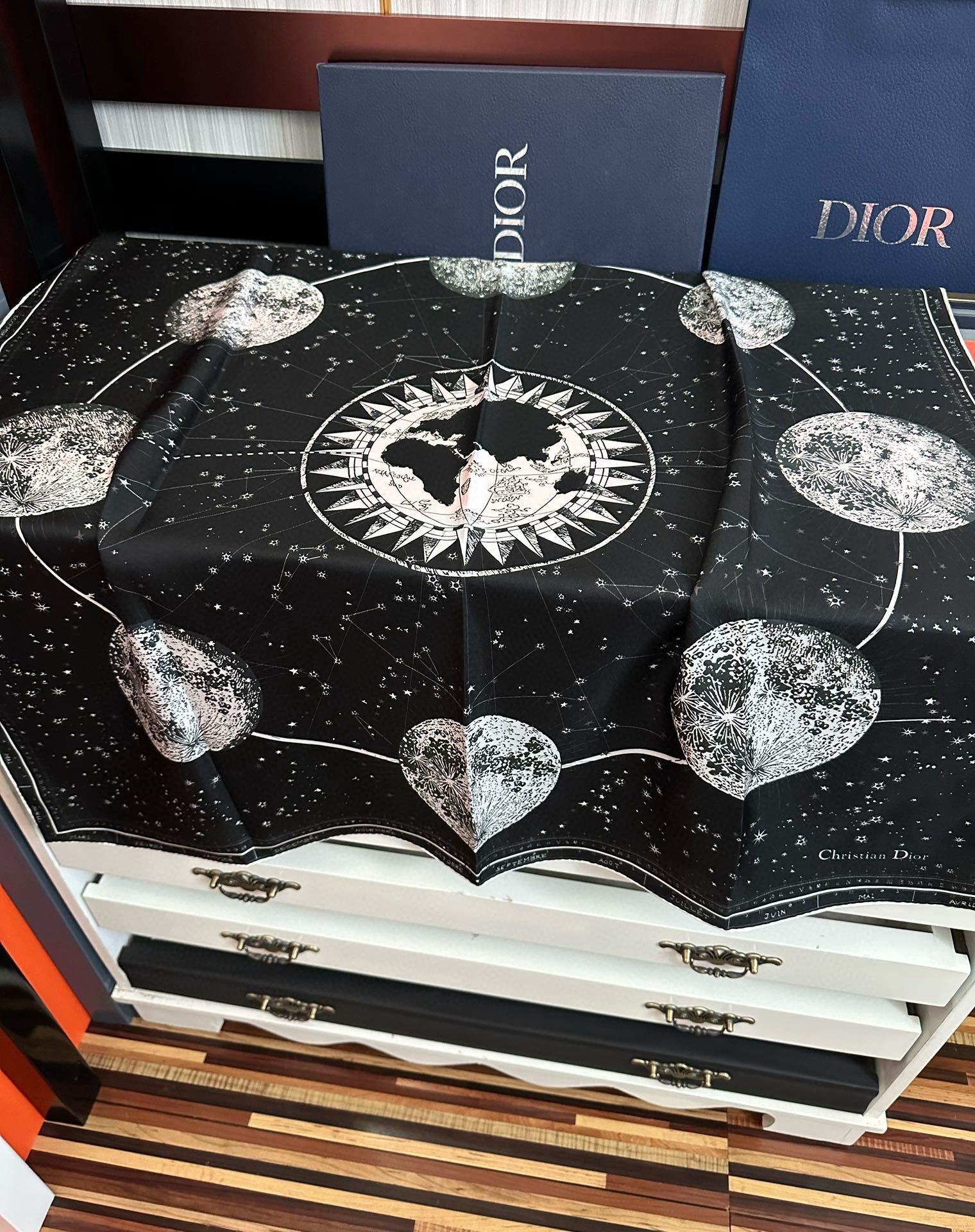 新款Dior 【星座系列】2025新款💦丝印花方巾是发布秀的款式庆祝Zodiac 印花玫瑰展示对星座的迷