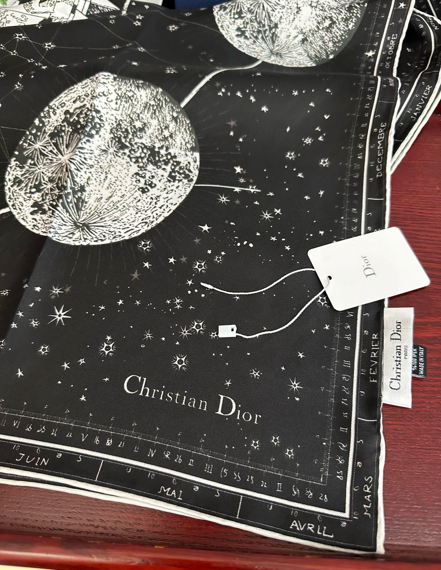 新款Dior 【星座系列】2025新款💦丝印花方巾是发布秀的款式庆祝Zodiac 印花玫瑰展示对星座的迷