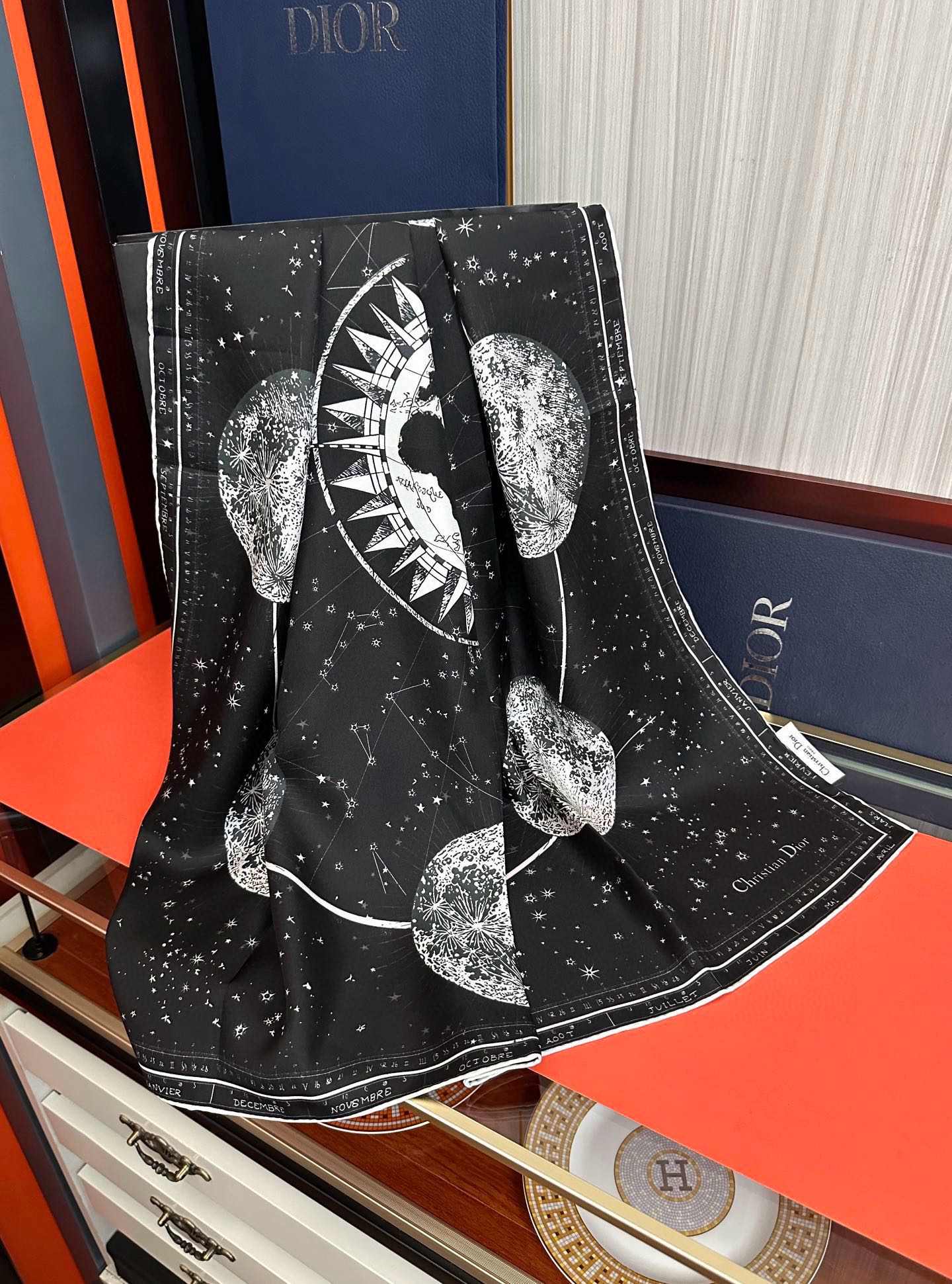 新款Dior 【星座系列】2025新款💦丝印花方巾是发布秀的款式庆祝Zodiac 印花玫瑰展示对星座的迷