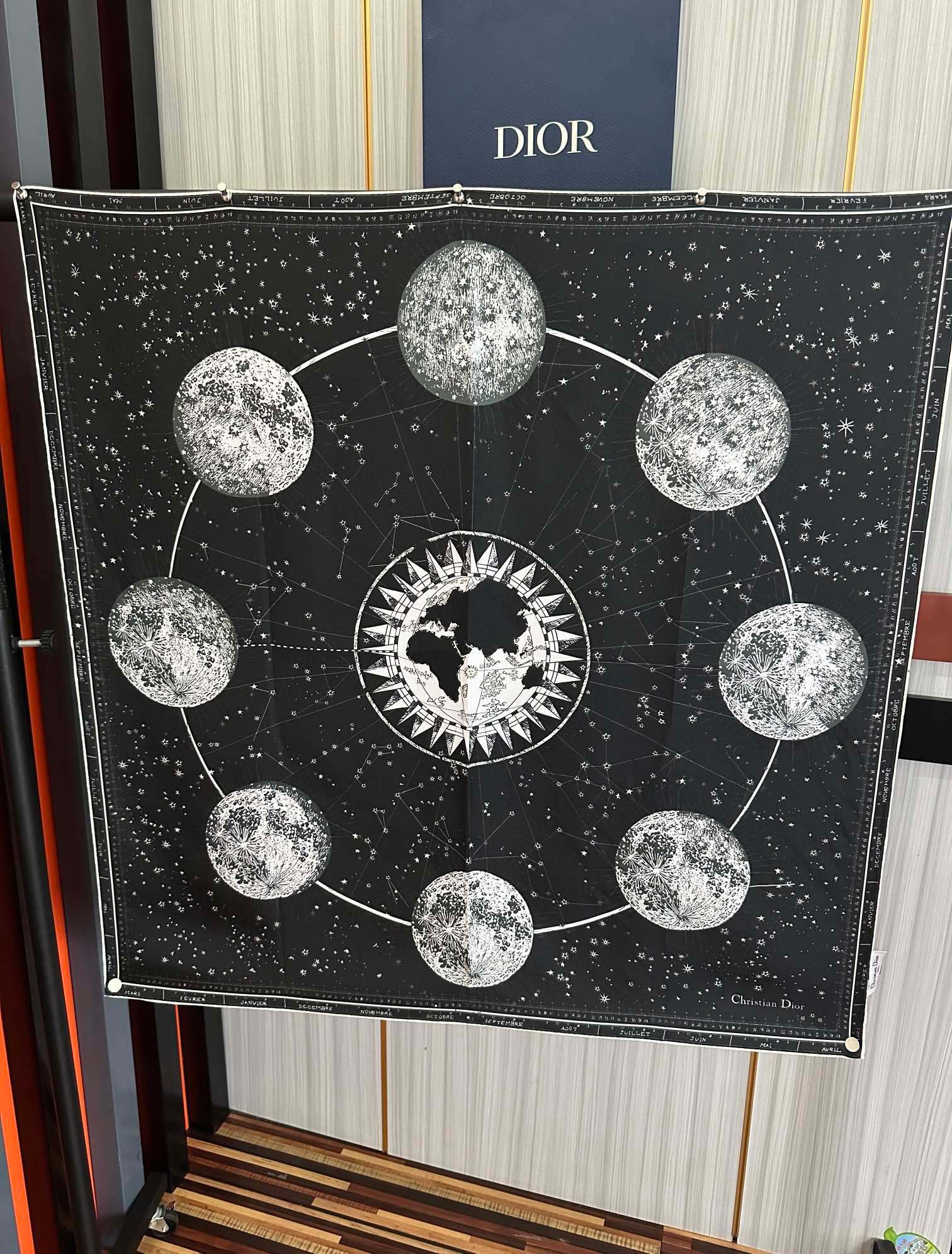 新款Dior 【星座系列】2025新款💦丝印花方巾是发布秀的款式庆祝Zodiac 印花玫瑰展示对星座的迷