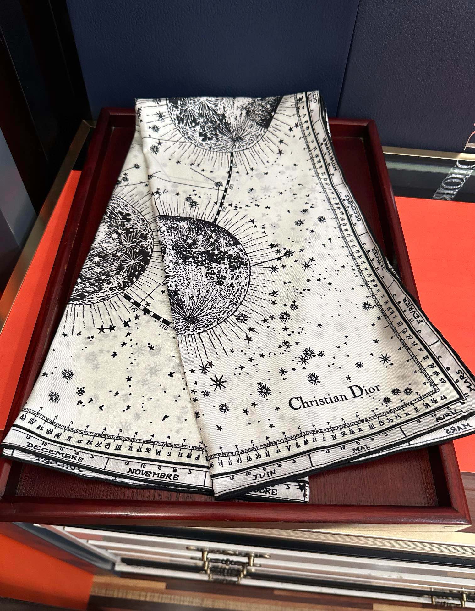 新款Dior 【星座系列】2025新款💦丝印花方巾是发布秀的款式庆祝Zodiac 印花玫瑰展示对星座的迷