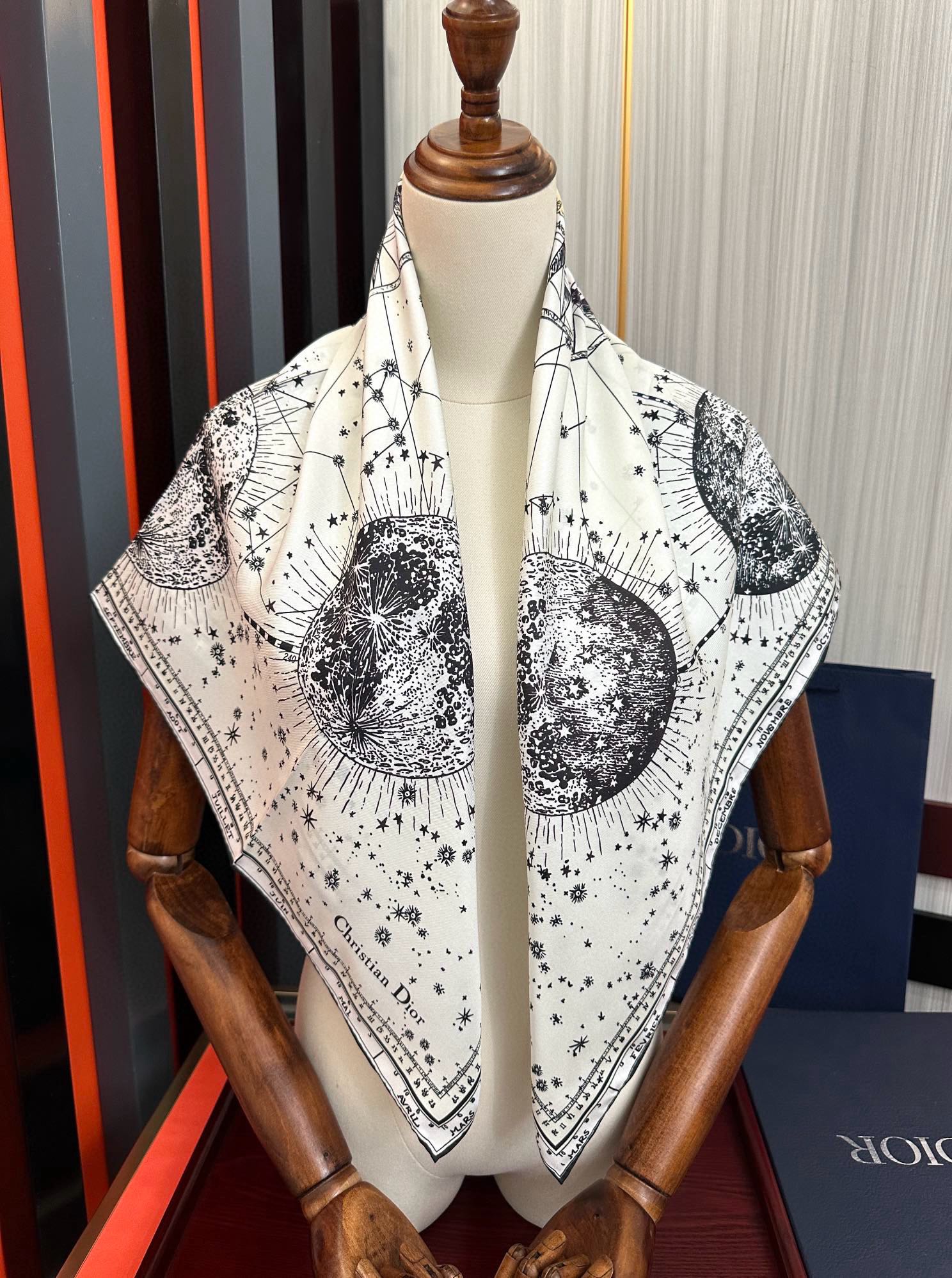 新款Dior 【星座系列】2025新款💦丝印花方巾是发布秀的款式庆祝Zodiac 印花玫瑰展示对星座的迷