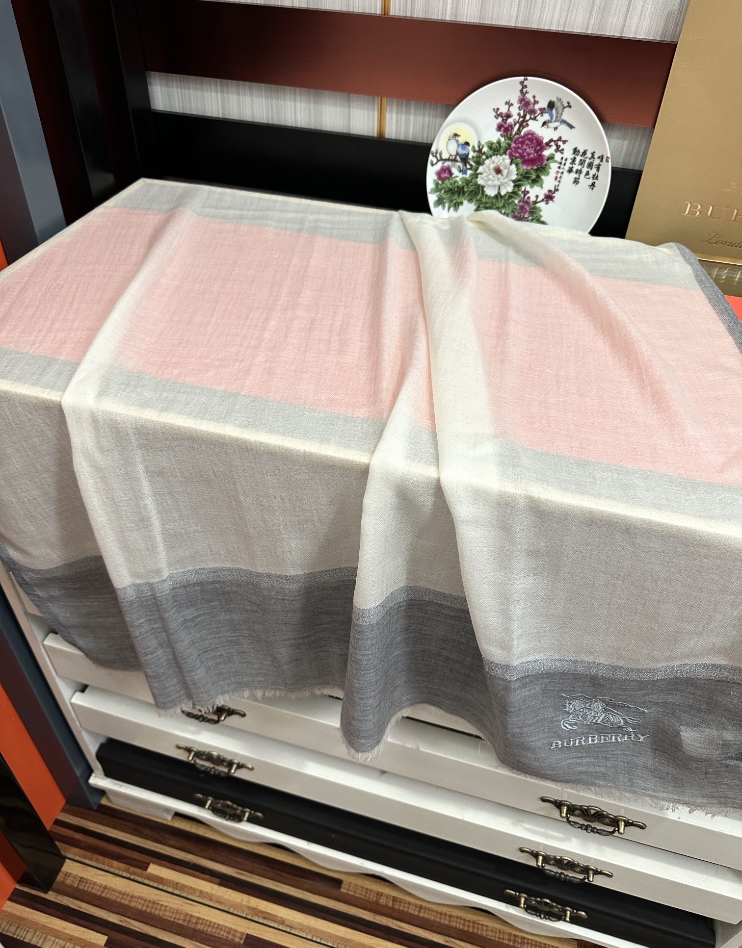  上新。2010 巴宝莉👍重磅推荐🎀太美了👓火爆N年的格子，人人都喜欢💕时潮人都有好几条巴家围巾放在衣橱