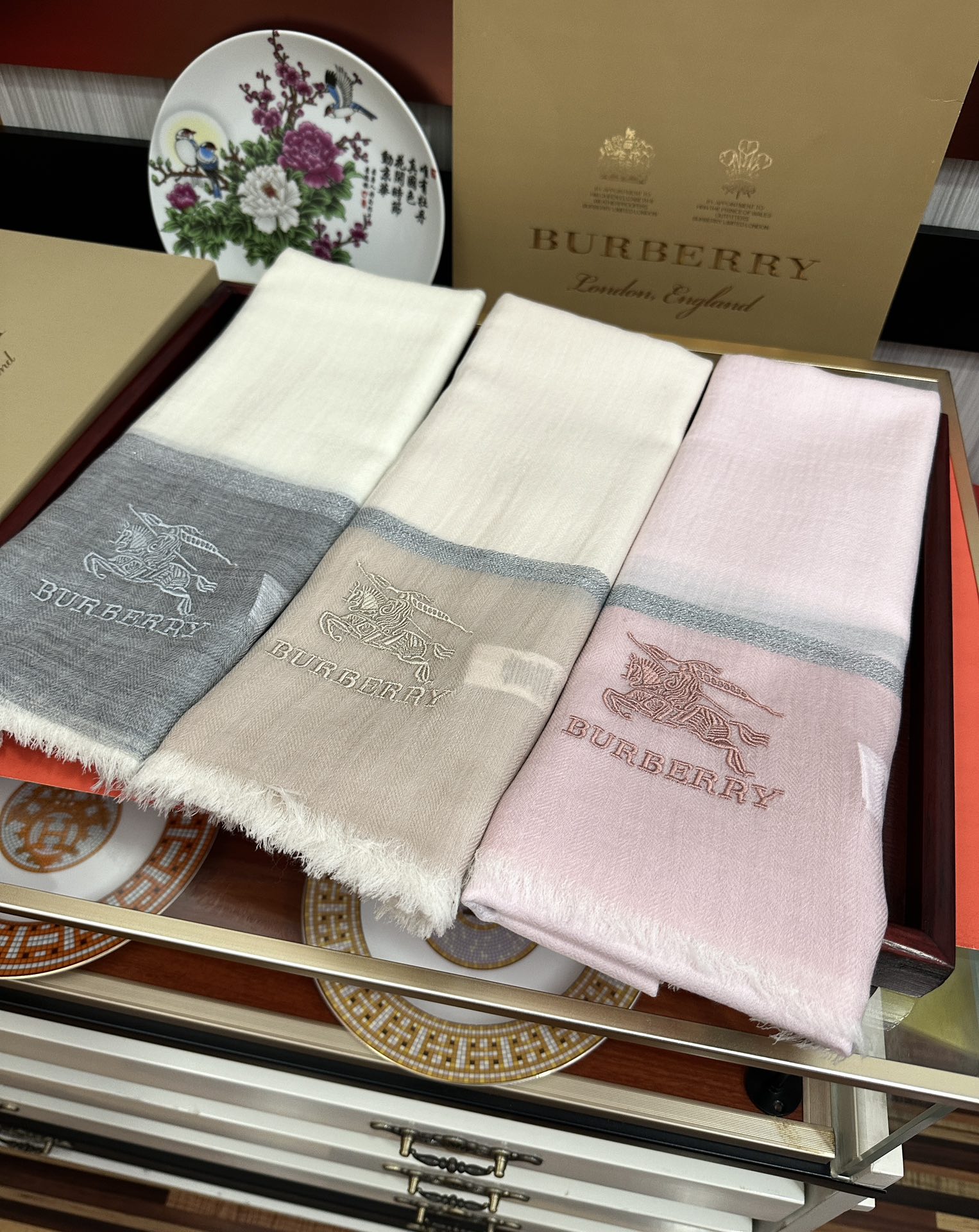  上新。2010 巴宝莉👍重磅推荐🎀太美了👓火爆N年的格子，人人都喜欢💕时潮人都有好几条巴家围巾放在衣橱