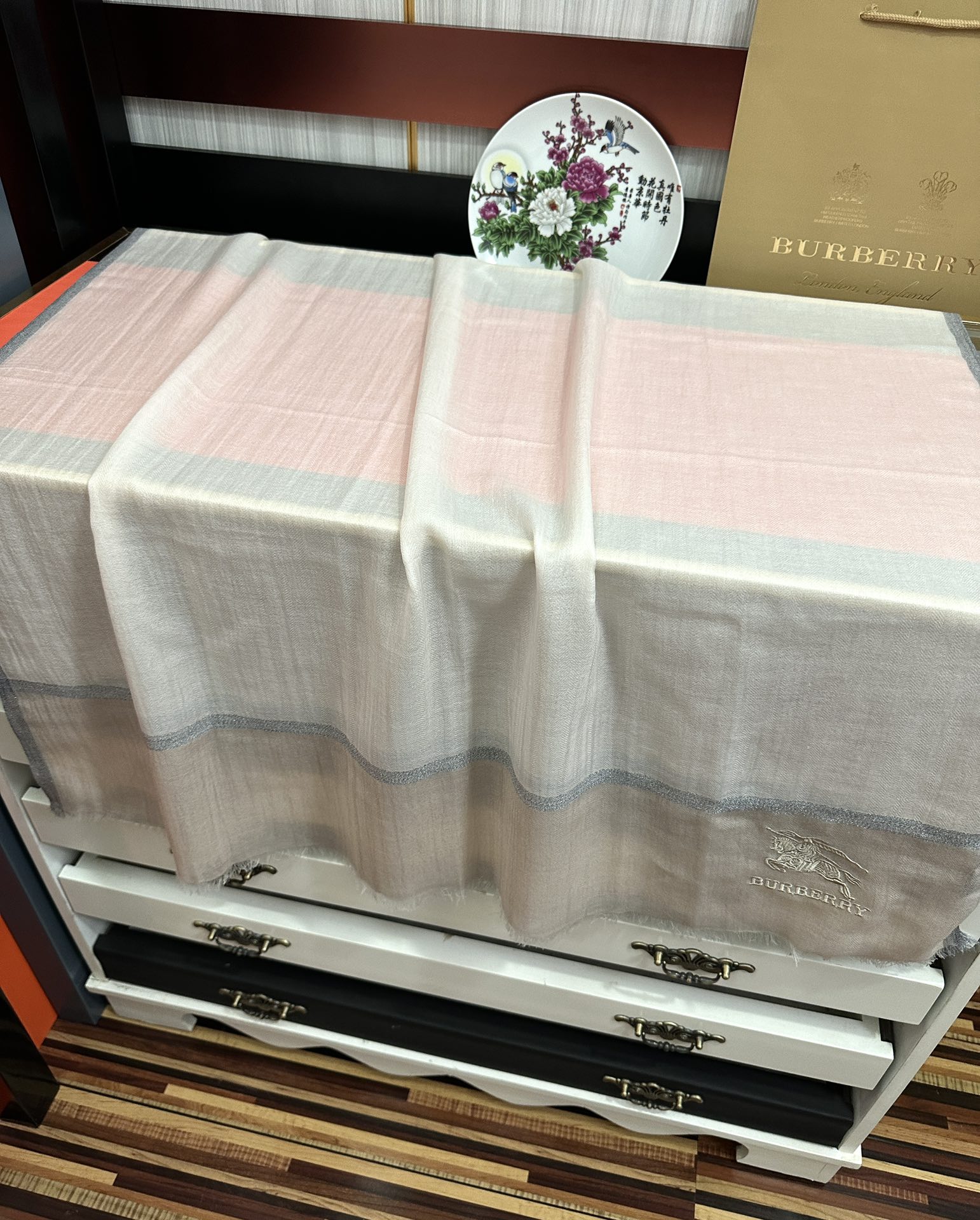  上新。2010 巴宝莉👍重磅推荐🎀太美了👓火爆N年的格子，人人都喜欢💕时潮人都有好几条巴家围巾放在衣橱