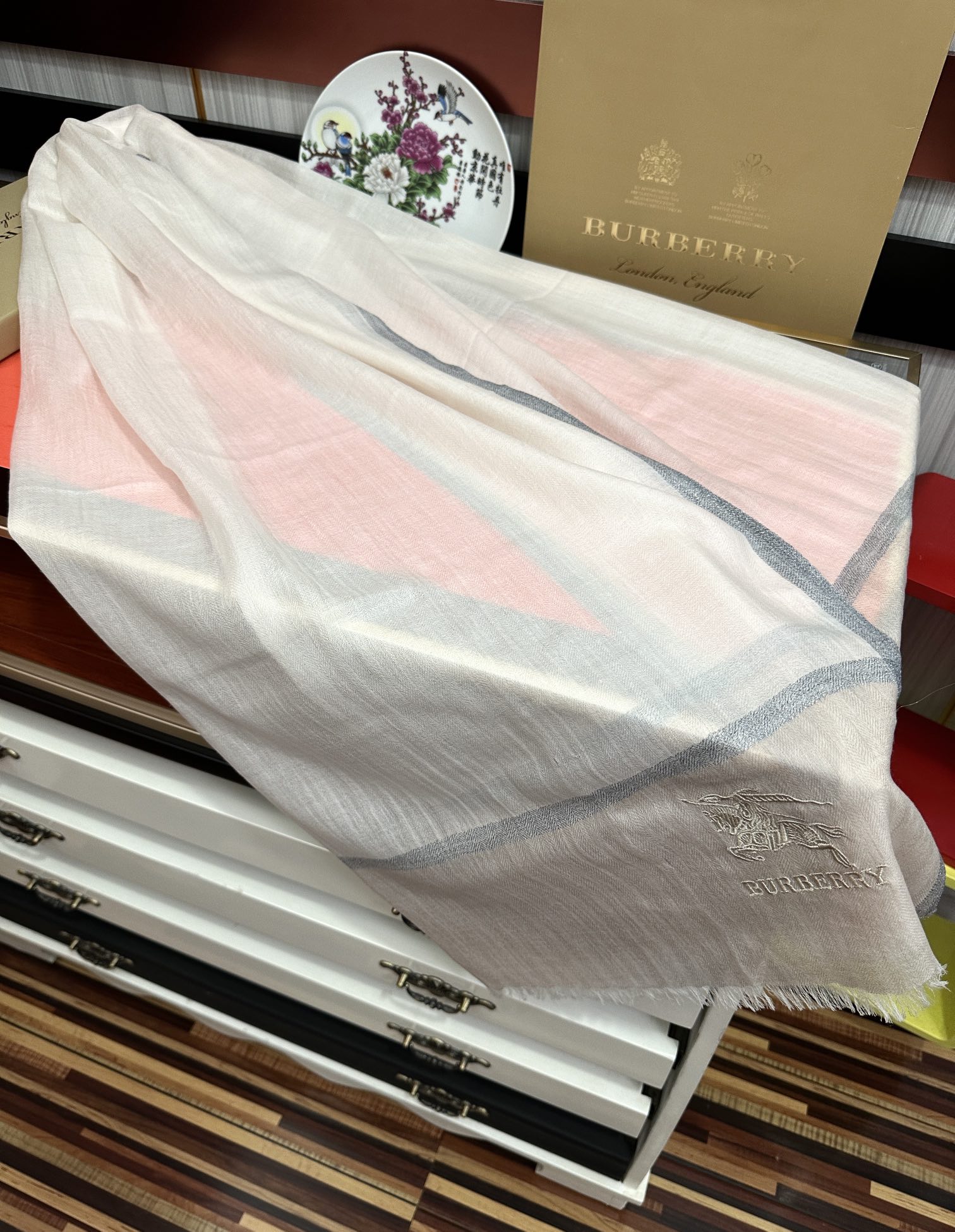  上新。2010 巴宝莉👍重磅推荐🎀太美了👓火爆N年的格子，人人都喜欢💕时潮人都有好几条巴家围巾放在衣橱