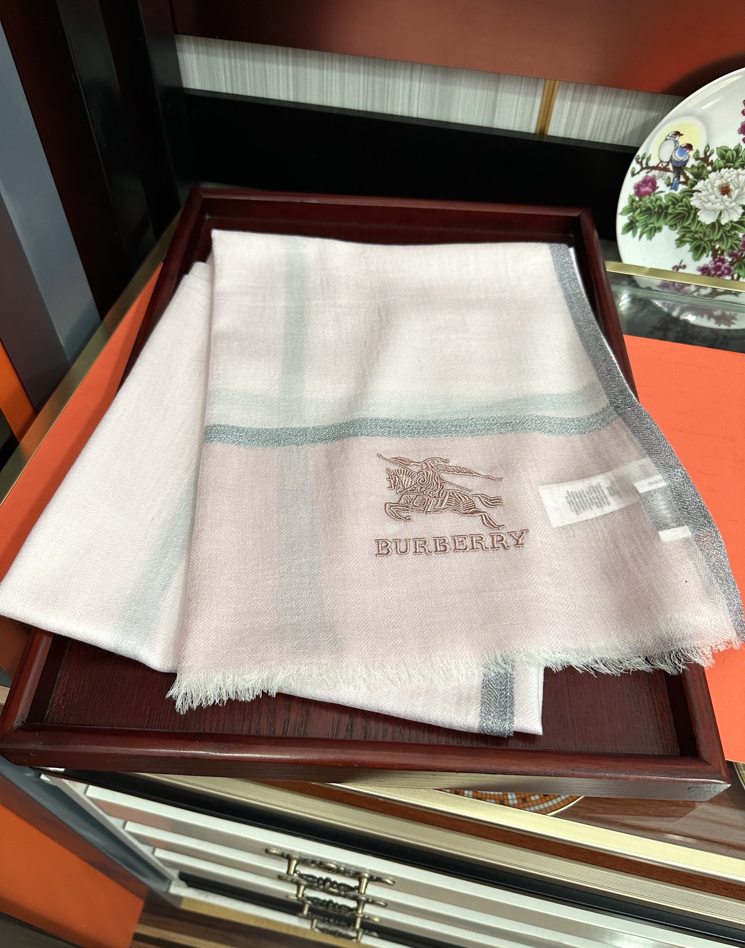  上新。2010 巴宝莉👍重磅推荐🎀太美了👓火爆N年的格子，人人都喜欢💕时潮人都有好几条巴家围巾放在衣橱