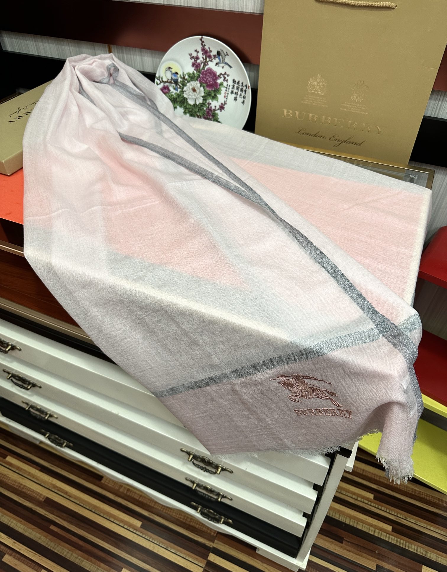  上新。2010 巴宝莉👍重磅推荐🎀太美了👓火爆N年的格子，人人都喜欢💕时潮人都有好几条巴家围巾放在衣橱