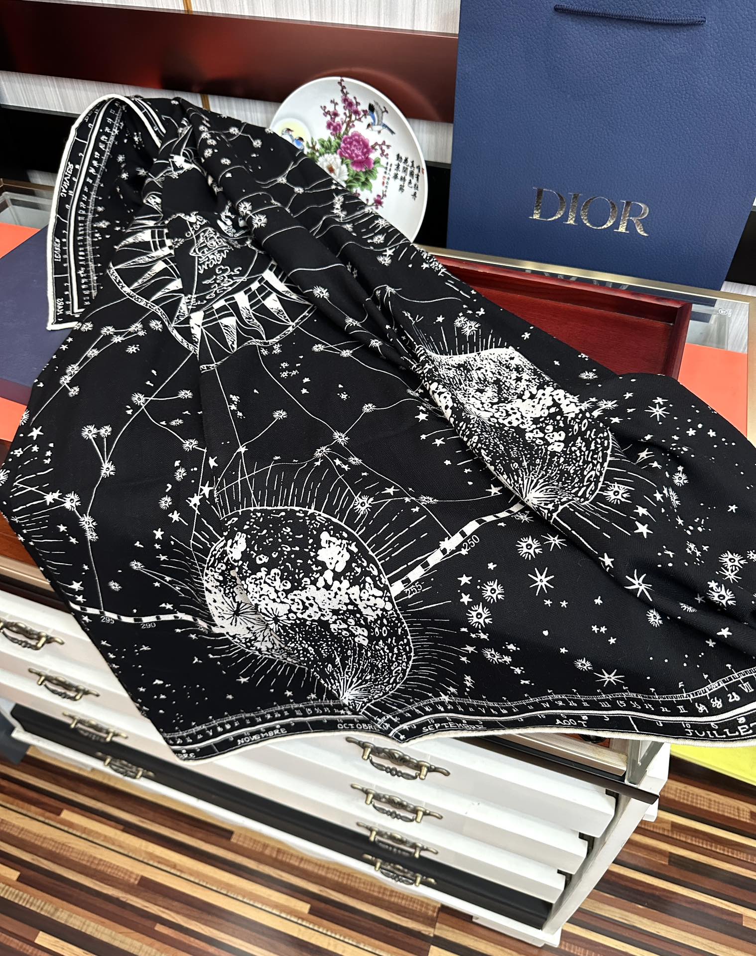 上新❤️迪奥 【双面同色地球图案】经典优雅礼物~气质到骨子里色新一季的面料超高级，真心超级柔软，丝丝顺滑
