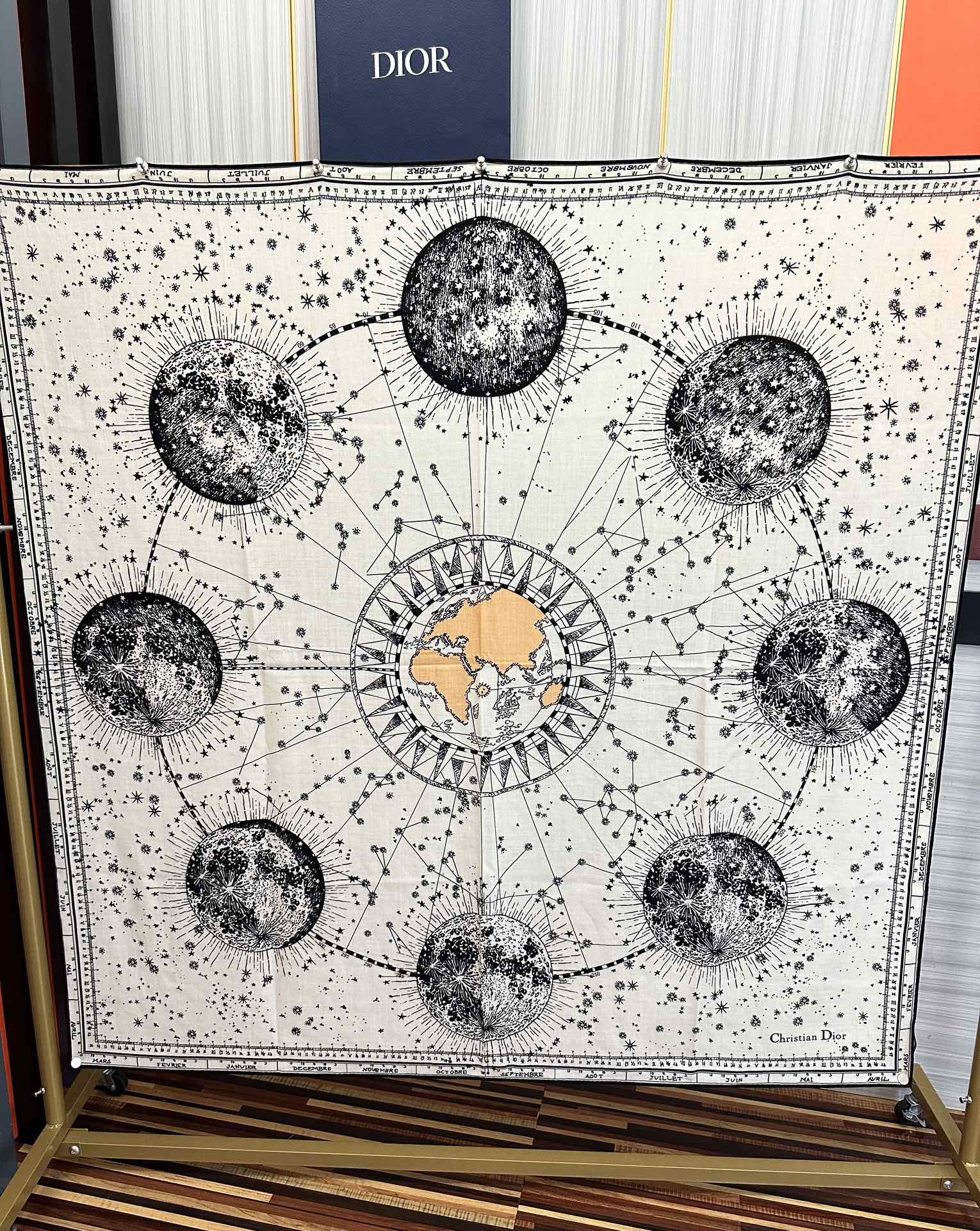 上新❤️迪奥 【双面同色地球图案】经典优雅礼物~气质到骨子里色新一季的面料超高级，真心超级柔软，丝丝顺滑