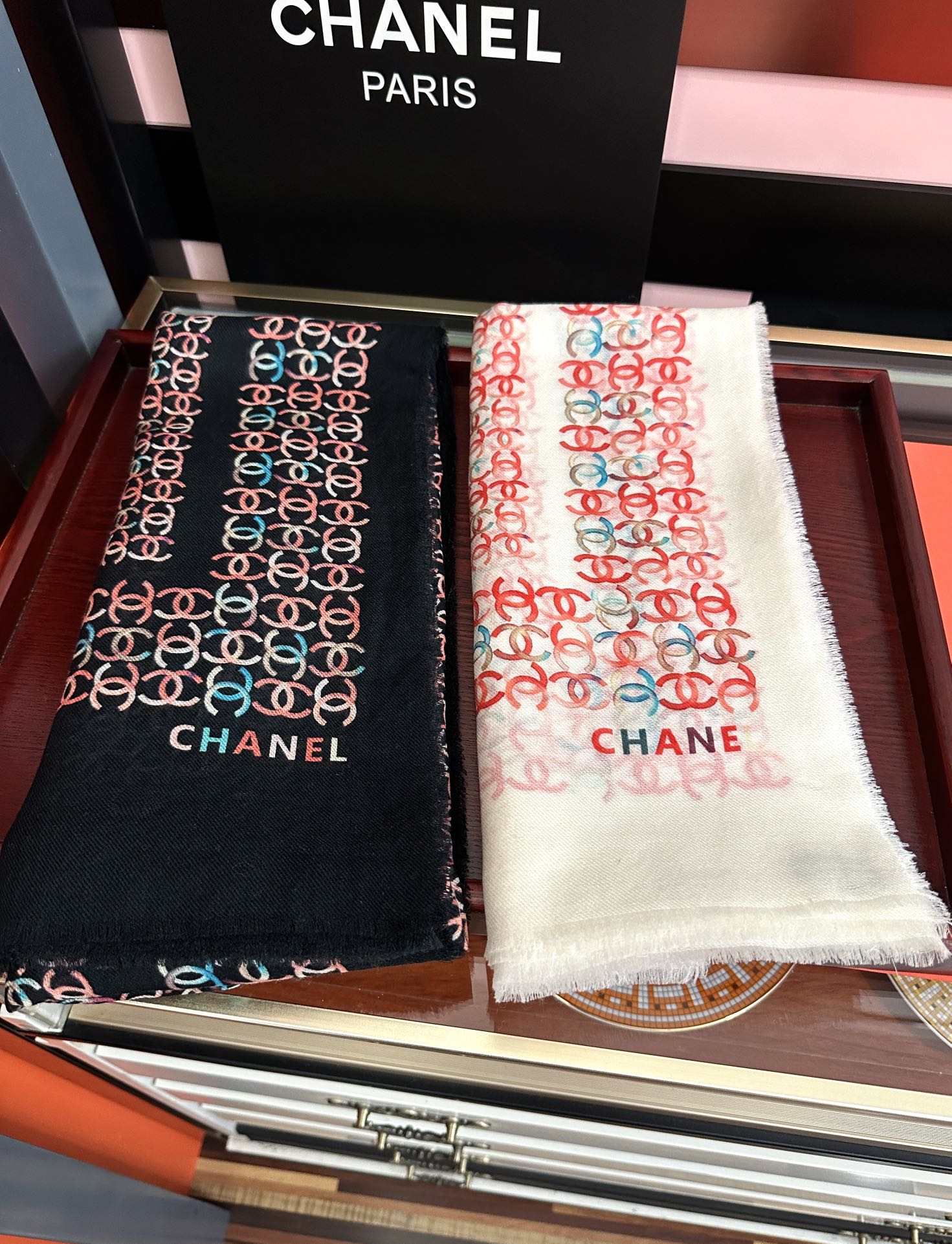 上新香奈儿2025 玫瑰顶级设计太美了，官网同步，真心赞👍【双C标志羊绒长巾】😘💍实物真心美 🎀披肩配以