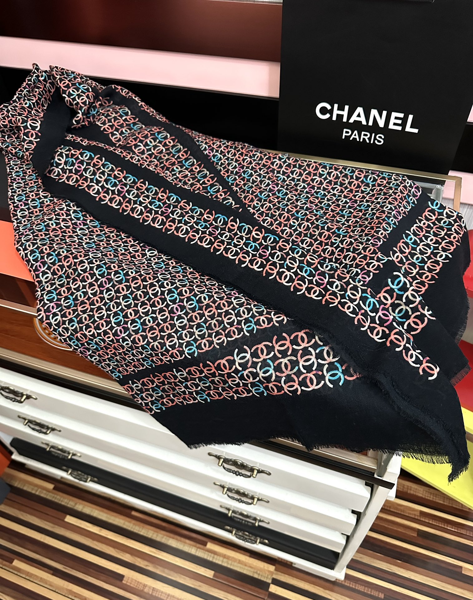 上新香奈儿2025 玫瑰顶级设计太美了，官网同步，真心赞👍【双C标志羊绒长巾】😘💍实物真心美 🎀披肩配以