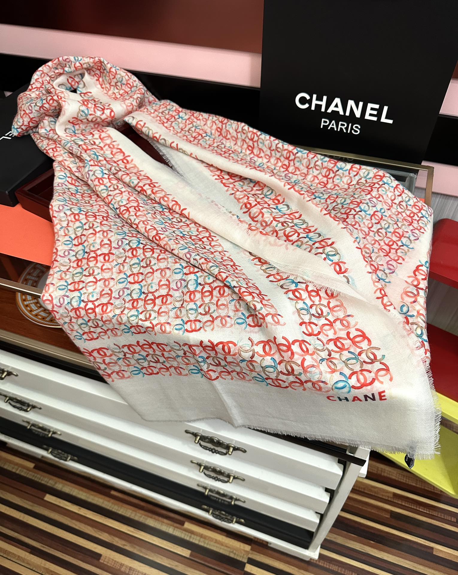上新香奈儿2025 玫瑰顶级设计太美了，官网同步，真心赞👍【双C标志羊绒长巾】😘💍实物真心美 🎀披肩配以