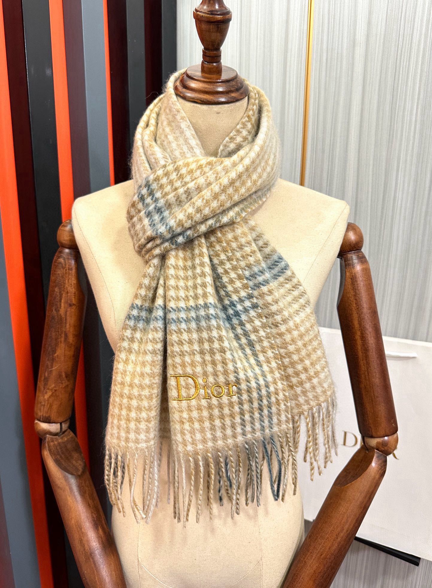 。85%山羊绒  2025迪家 爱心采用内蒙古顶级山羊绒，最新款男女通用情侣款👫重磅推荐💥 经典的格子，