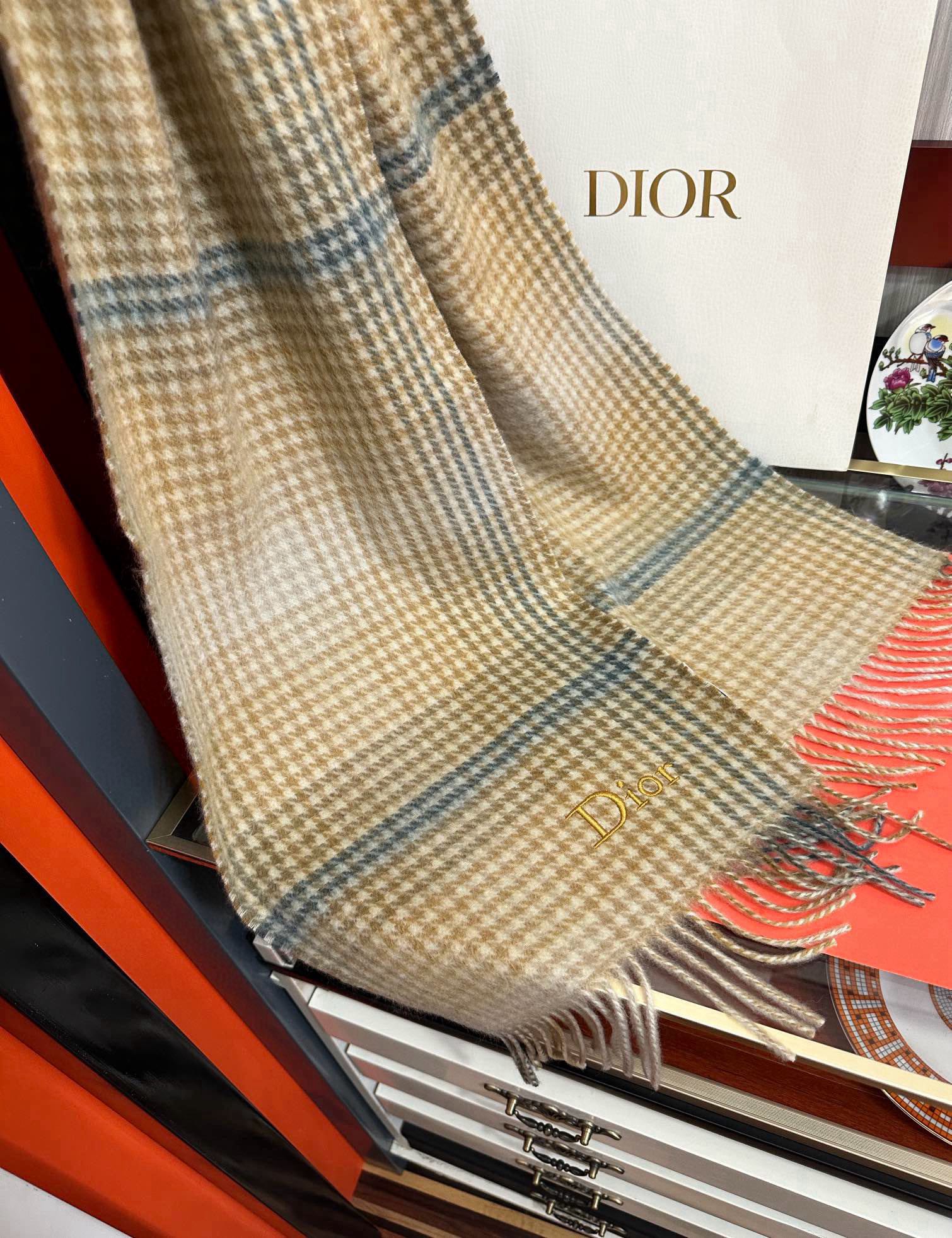 。85%山羊绒  2025迪家 爱心采用内蒙古顶级山羊绒，最新款男女通用情侣款👫重磅推荐💥 经典的格子，