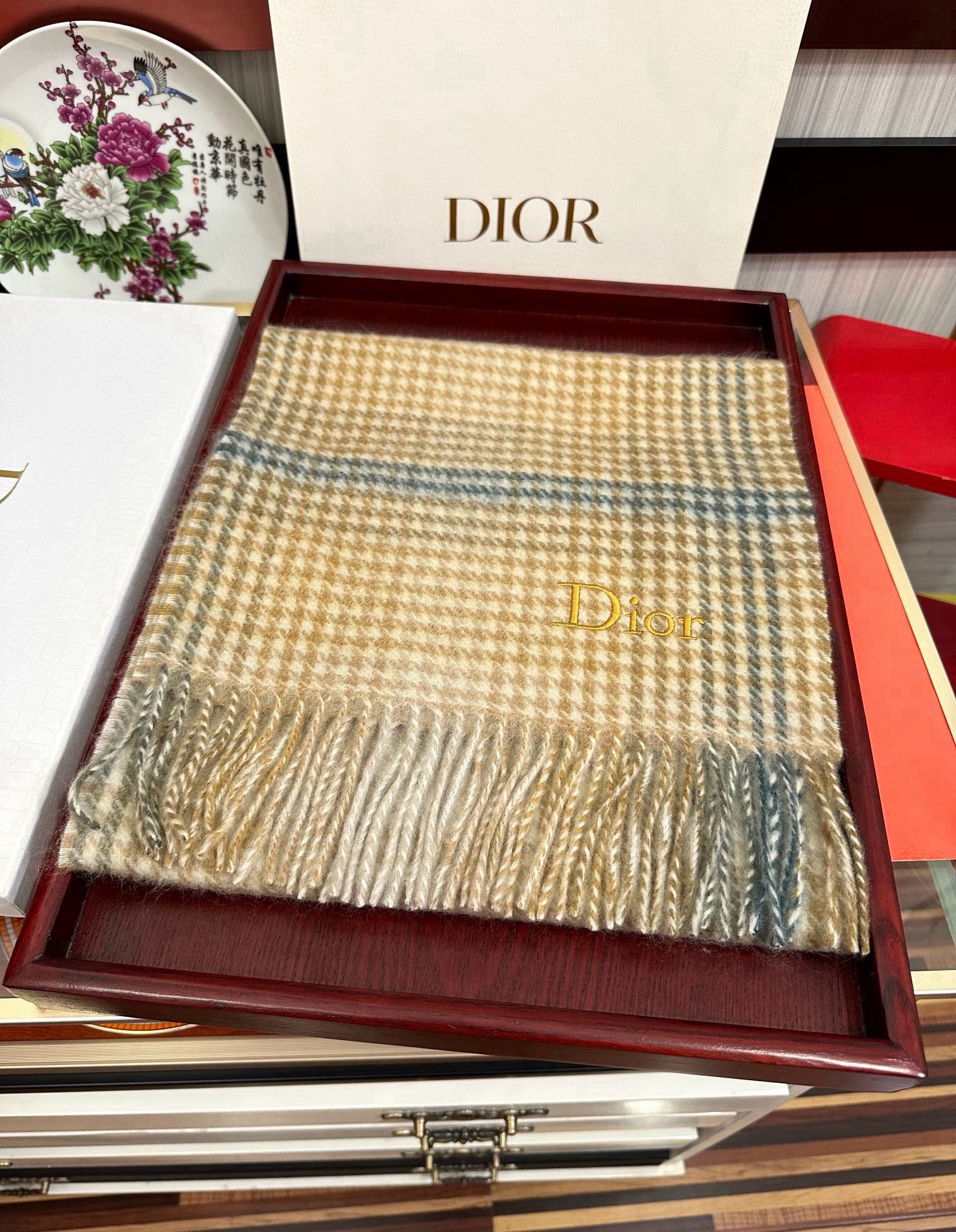 。85%山羊绒  2025迪家 爱心采用内蒙古顶级山羊绒，最新款男女通用情侣款👫重磅推荐💥 经典的格子，