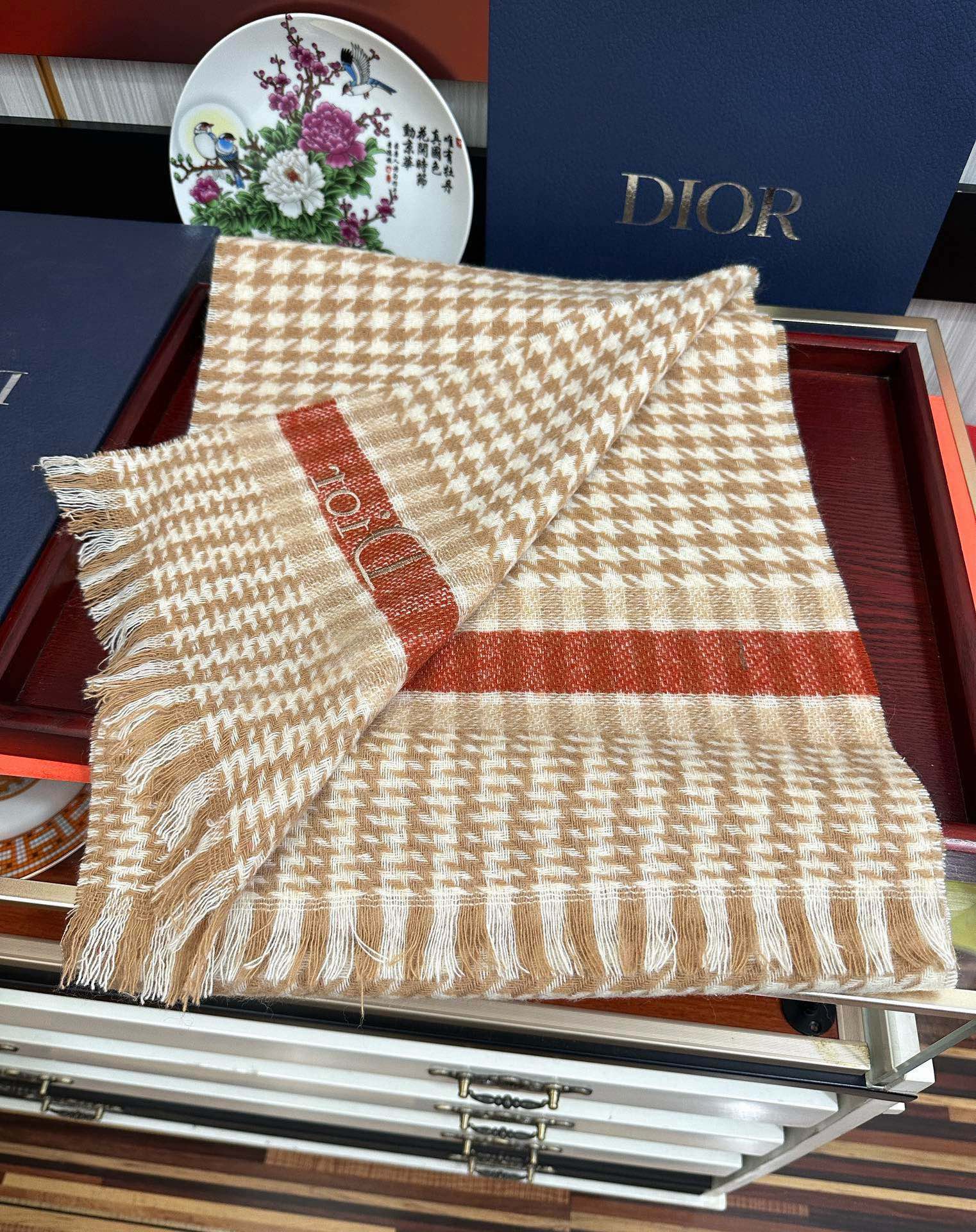 上新。 太美了2025  迪家采用内蒙古羊绒，最新款男女通用情侣款👫重磅推荐💥 经典的格子，永不过时。非