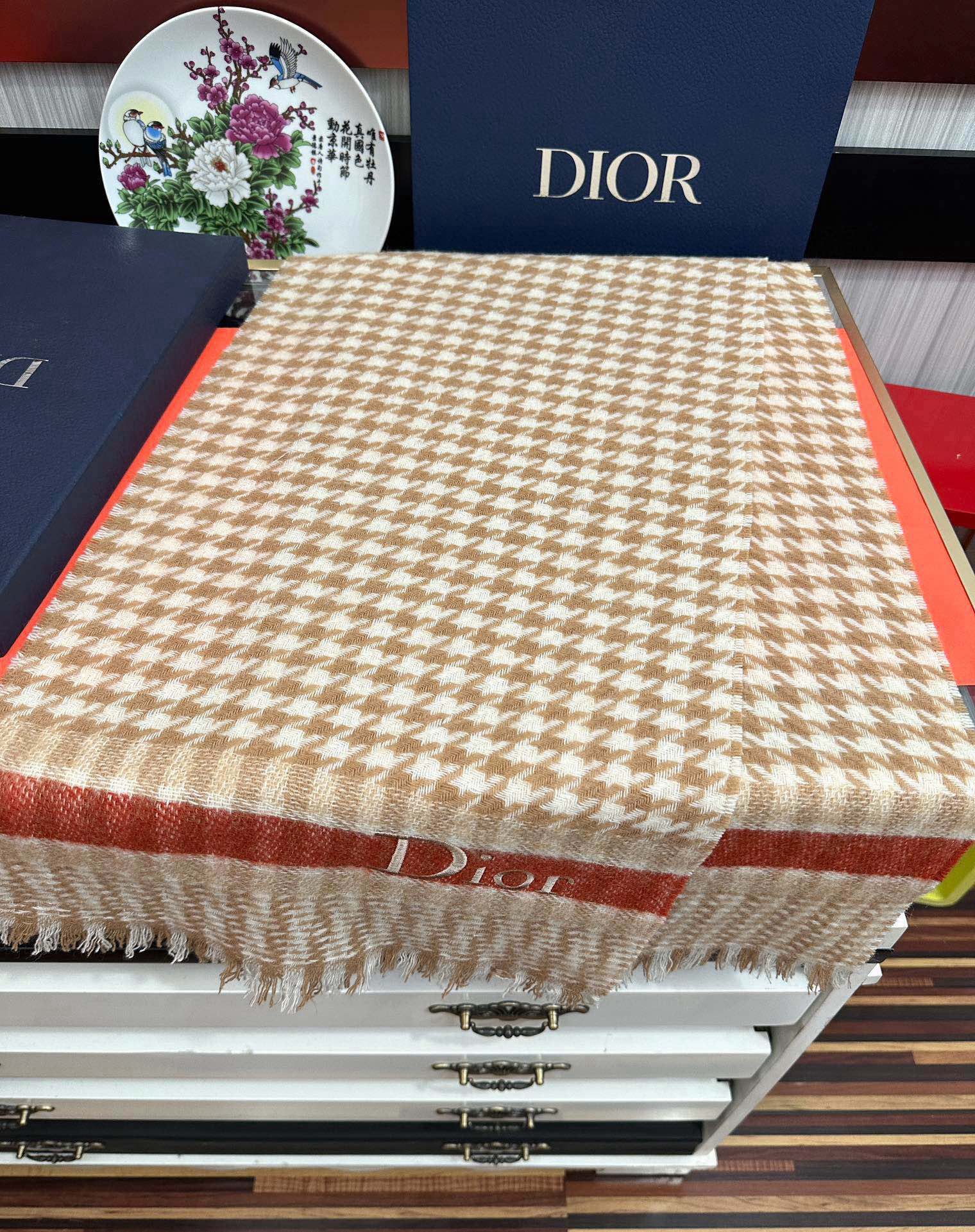 上新。 太美了2025  迪家采用内蒙古羊绒，最新款男女通用情侣款👫重磅推荐💥 经典的格子，永不过时。非