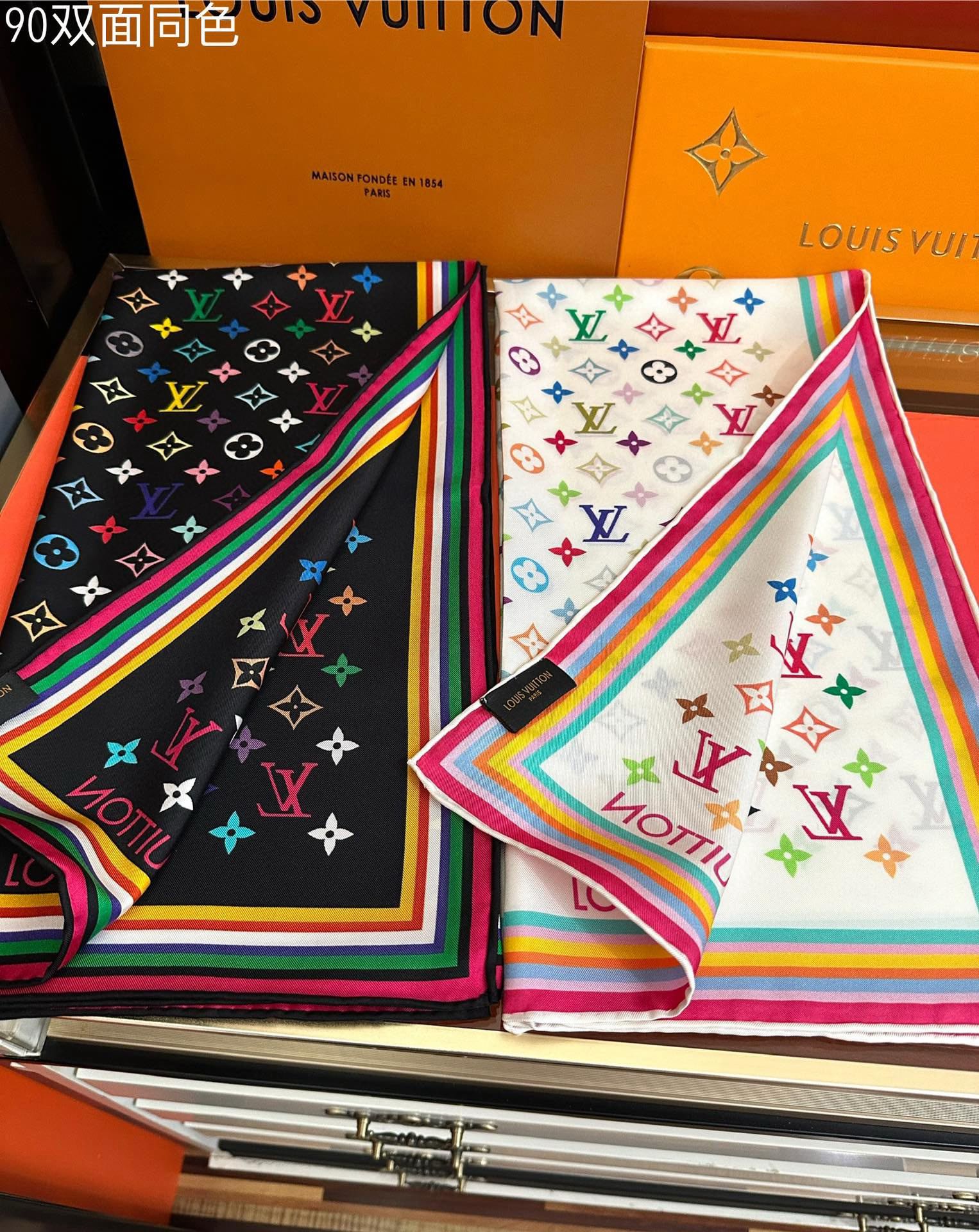 。2010 高版本LV官网同步【双面同色】庆祝“L家”90典藏方巾通过别致的经典色彩向原创设计致敬太阳作
