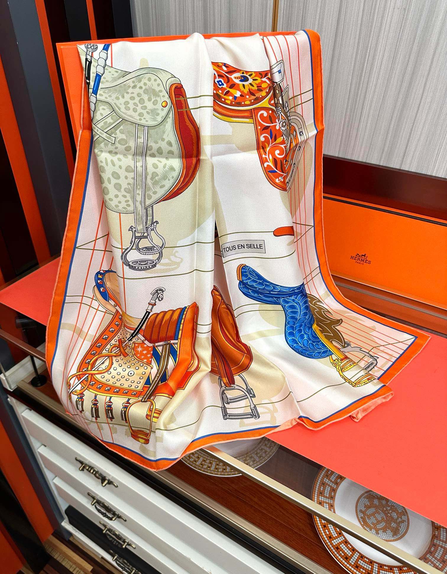 。2010HERMES 【鞍上世界】太阳精致卷边嘴唇太美了品质感很显好得意好搭到上瘾的丝巾色带着不显山不