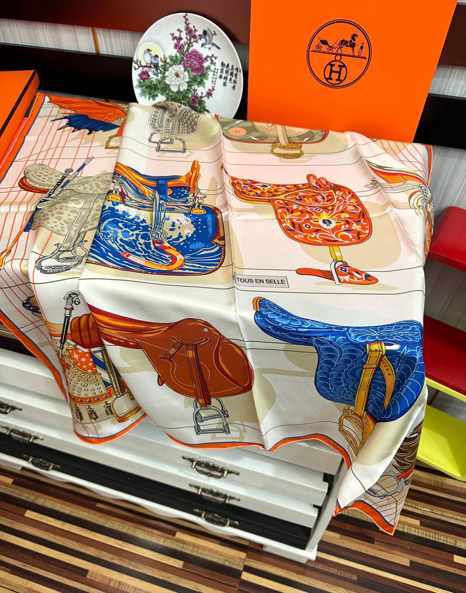 。2010HERMES 【鞍上世界】太阳精致卷边嘴唇太美了品质感很显好得意好搭到上瘾的丝巾色带着不显山不