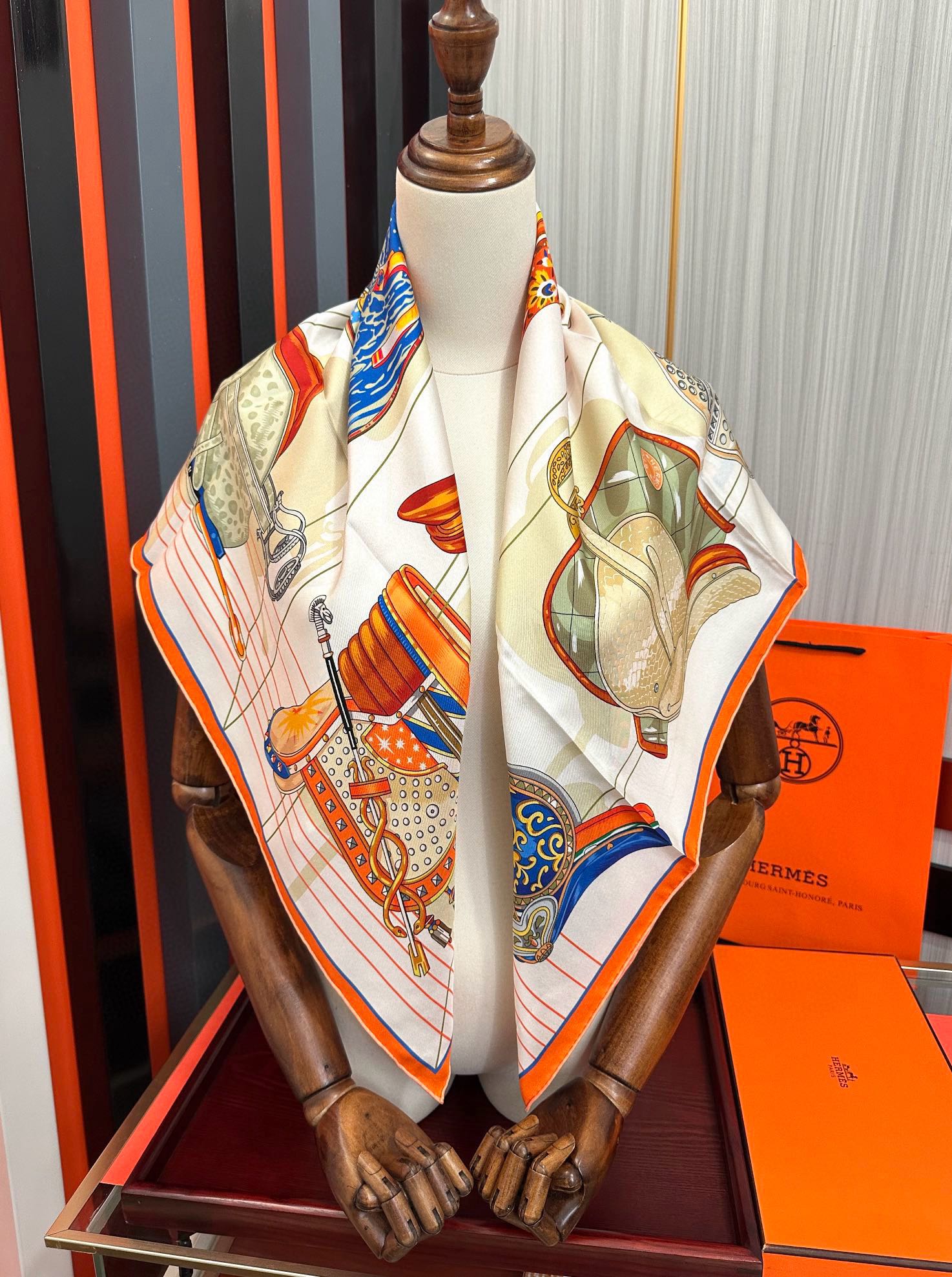 。2010HERMES 【鞍上世界】太阳精致卷边嘴唇太美了品质感很显好得意好搭到上瘾的丝巾色带着不显山不