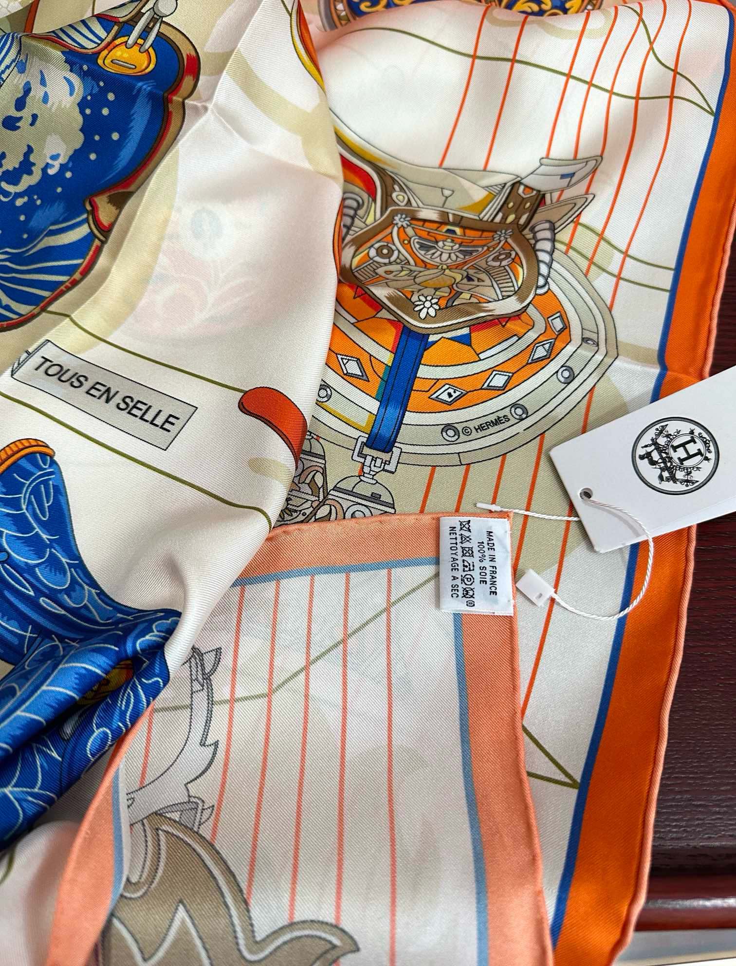 。2010HERMES 【鞍上世界】太阳精致卷边嘴唇太美了品质感很显好得意好搭到上瘾的丝巾色带着不显山不