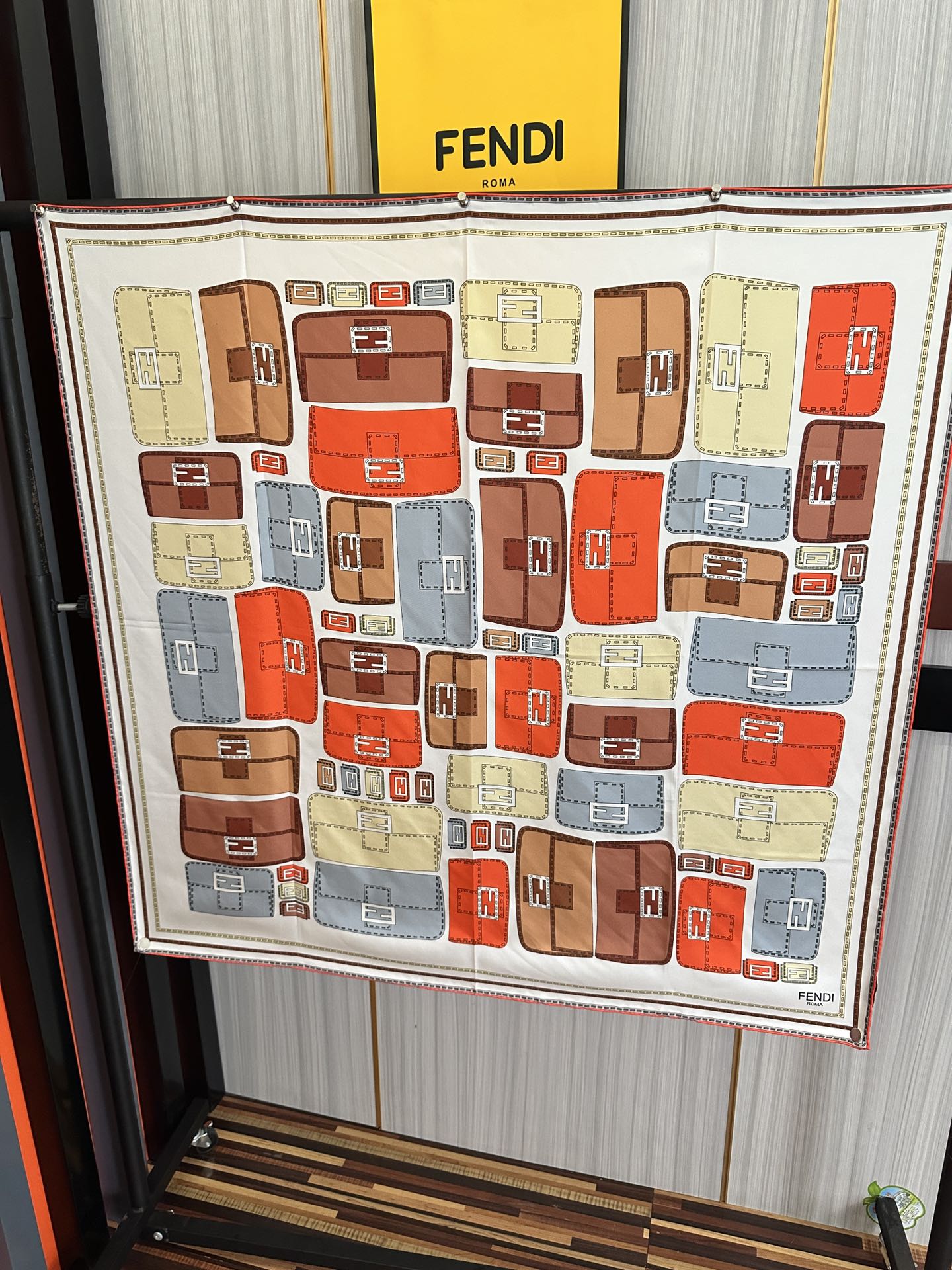  。高版本FENDI庆祝2025本年度最好看的丝巾没有之一了👍满身印有不同尺寸的米色和棕色标志性F Ba