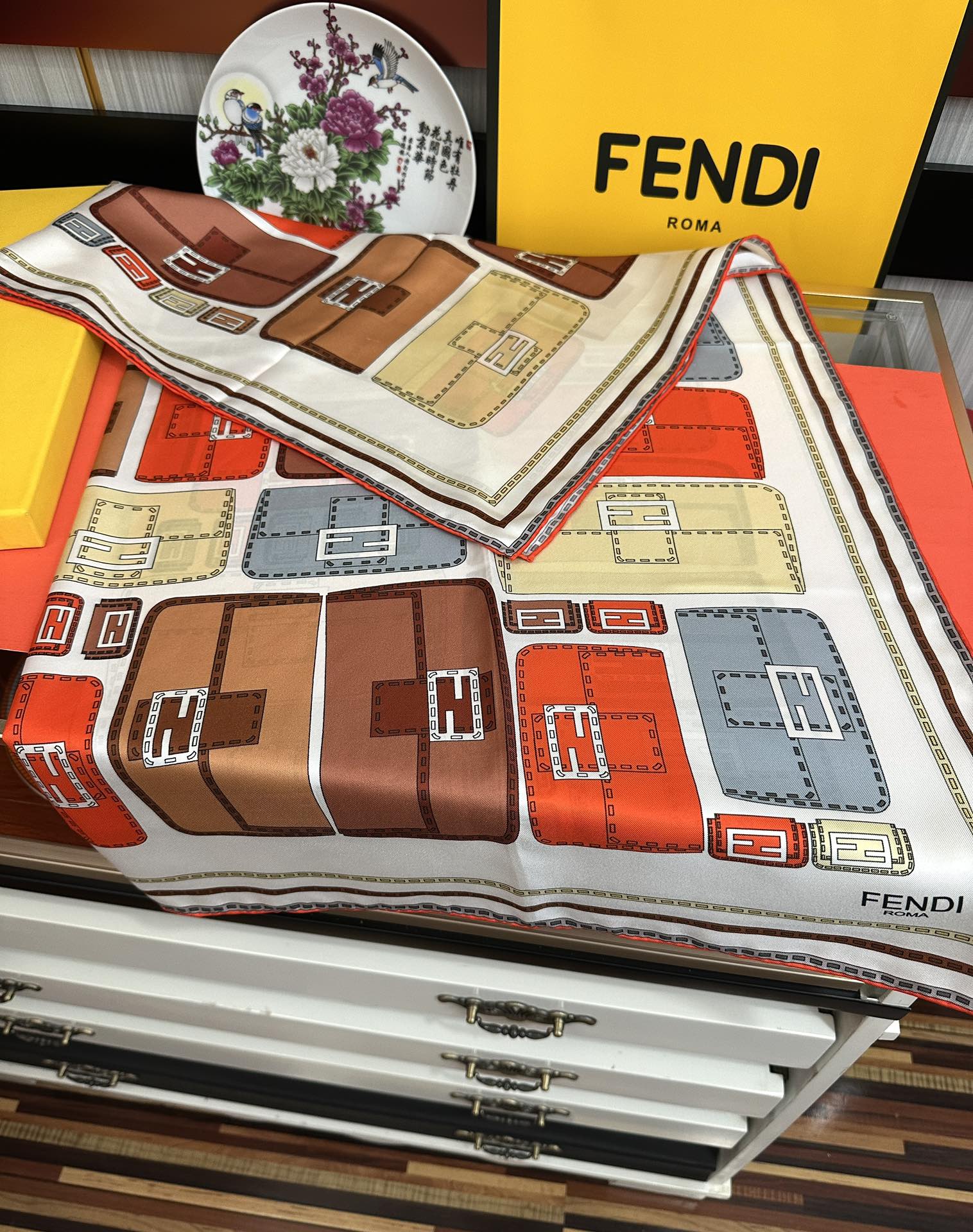  。高版本FENDI庆祝2025本年度最好看的丝巾没有之一了👍满身印有不同尺寸的米色和棕色标志性F Ba