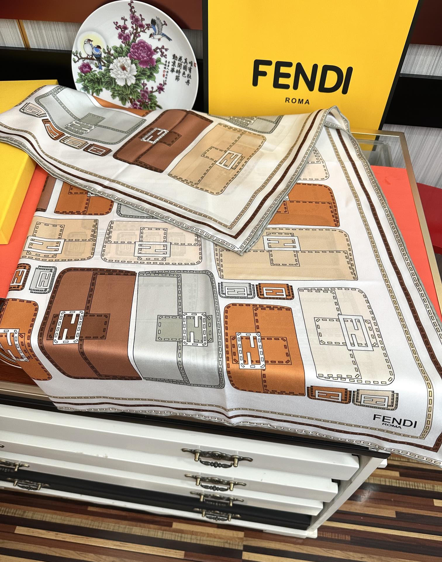  。高版本FENDI庆祝2025本年度最好看的丝巾没有之一了👍满身印有不同尺寸的米色和棕色标志性F Ba