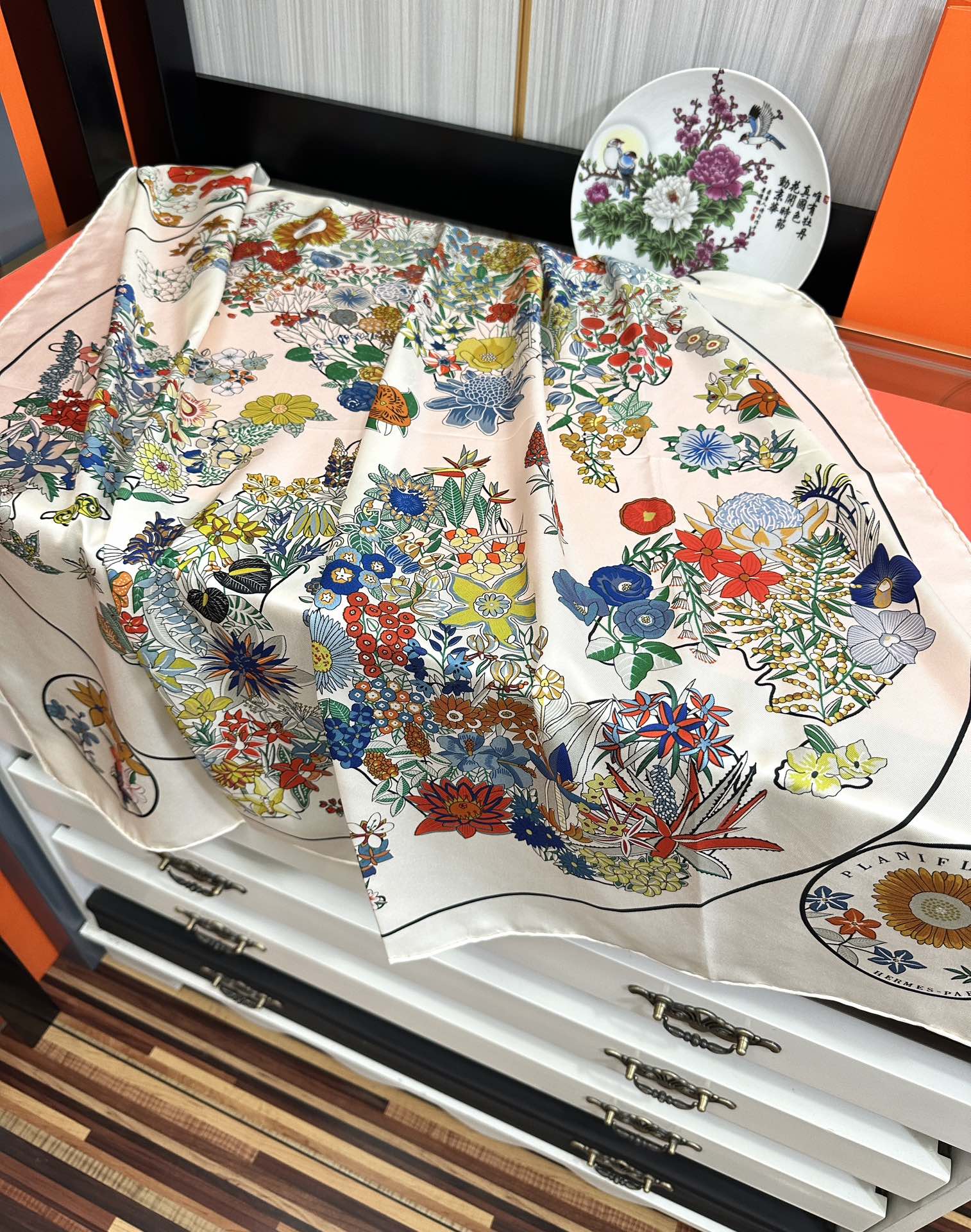 上新2025。HERMES 重磅庆祝【花绘地图】方巾嘴唇精简时髦，品质感很显好得意好搭到上瘾的丝巾色带着