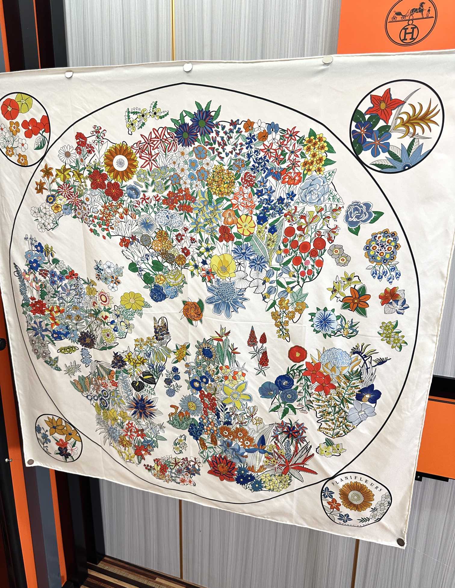 上新2025。HERMES 重磅庆祝【花绘地图】方巾嘴唇精简时髦，品质感很显好得意好搭到上瘾的丝巾色带着