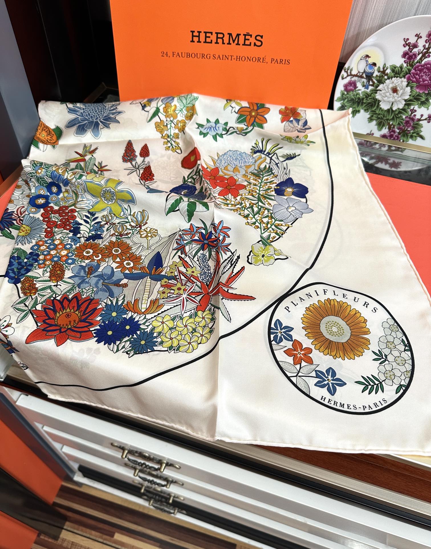 上新2025。HERMES 重磅庆祝【花绘地图】方巾嘴唇精简时髦，品质感很显好得意好搭到上瘾的丝巾色带着