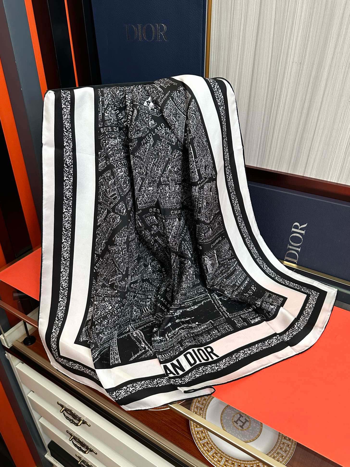 。新款 迪奥2025春夏季新款，【巴黎地图】太美了玫瑰买到都说好👍下手一定要快高端 大爱❤️女人尤物 货