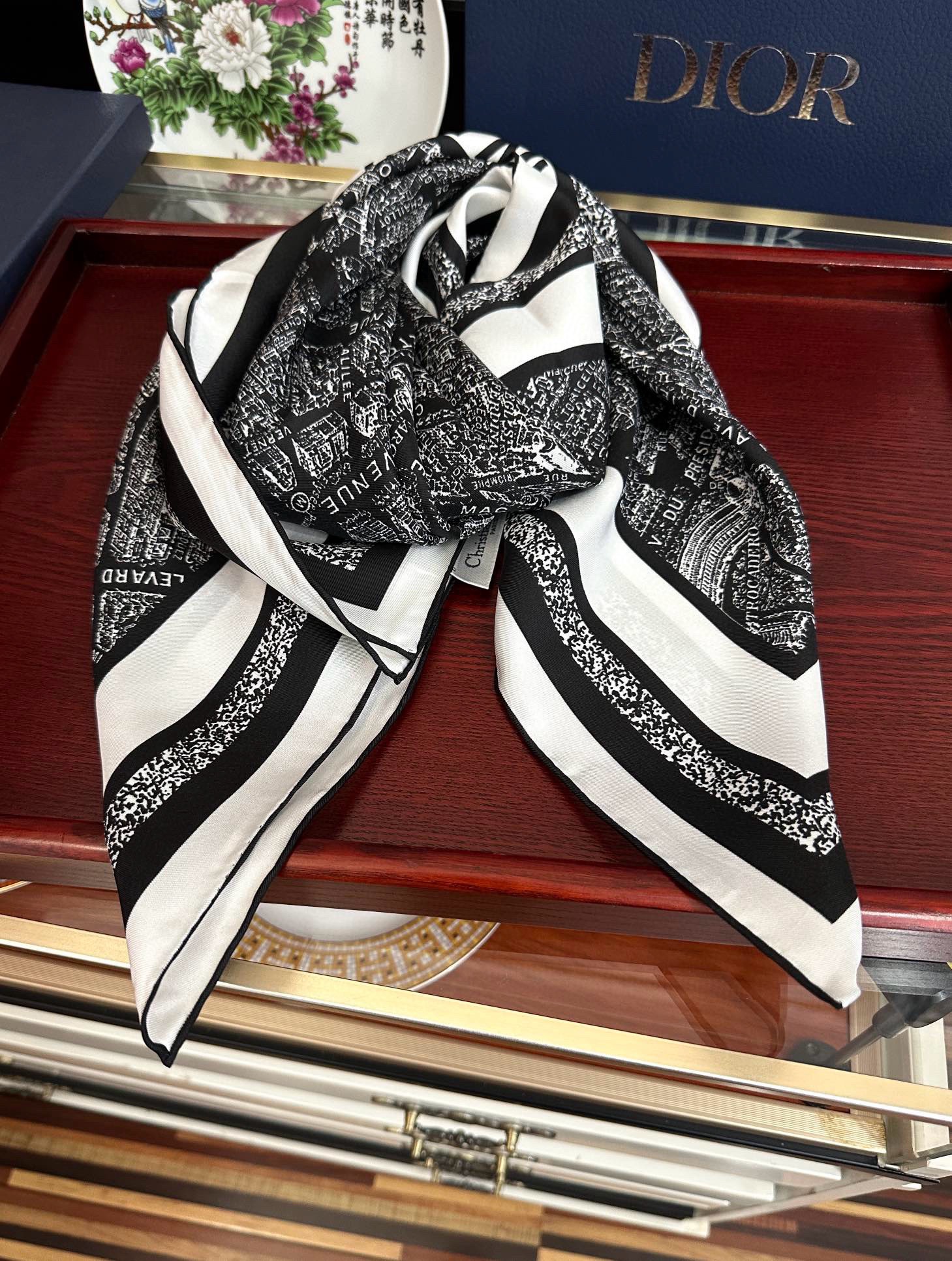 。新款 迪奥2025春夏季新款，【巴黎地图】太美了玫瑰买到都说好👍下手一定要快高端 大爱❤️女人尤物 货