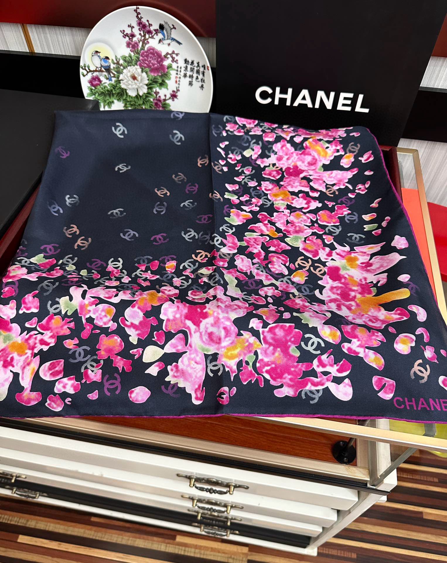  。香奈儿 【CC花卉】官网同步 薰衣草紫💜其繁花设计和晕染手法展现了典雅与浪漫的气质得意彩色字母的点缀