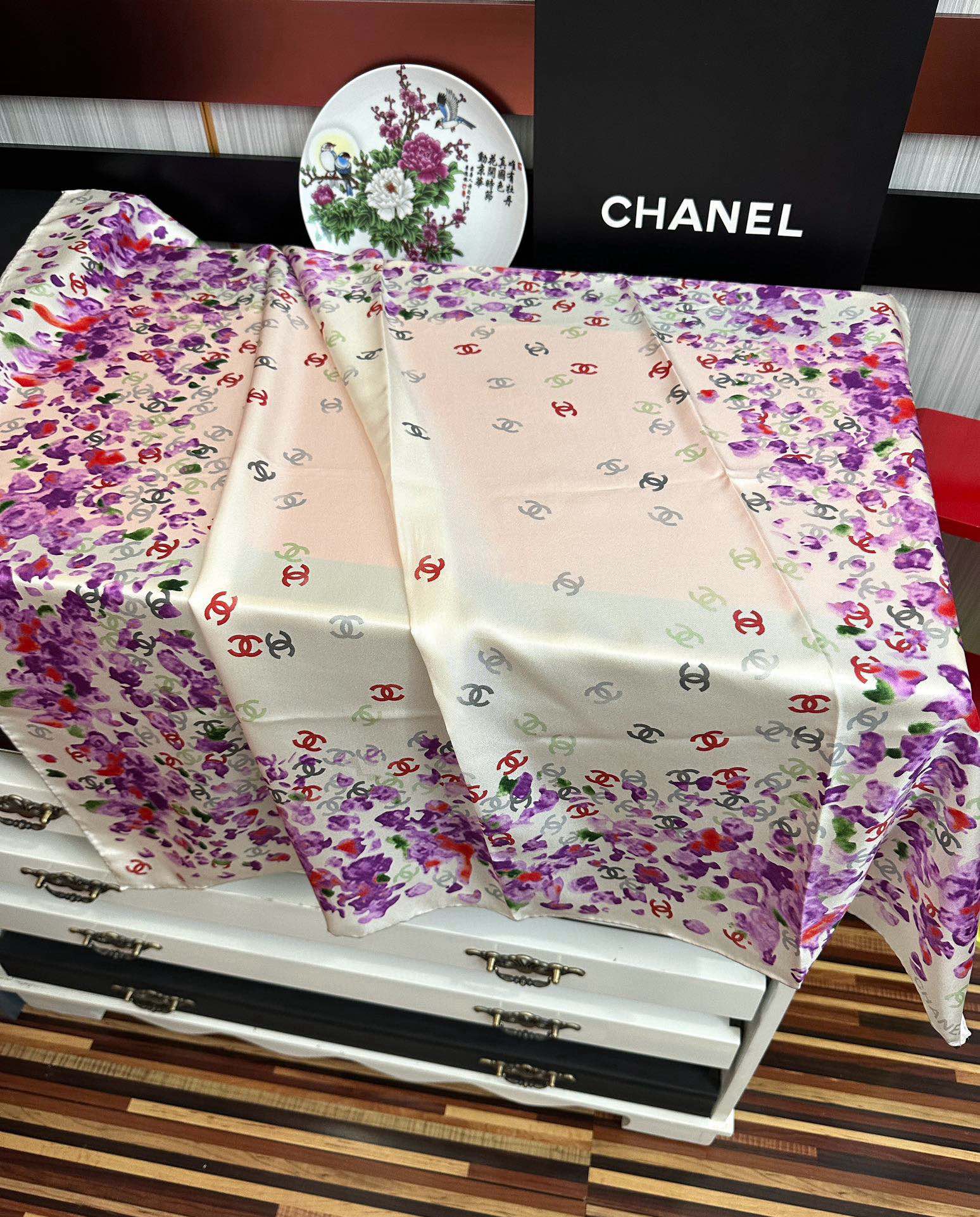  。香奈儿 【CC花卉】官网同步 薰衣草紫💜其繁花设计和晕染手法展现了典雅与浪漫的气质得意彩色字母的点缀