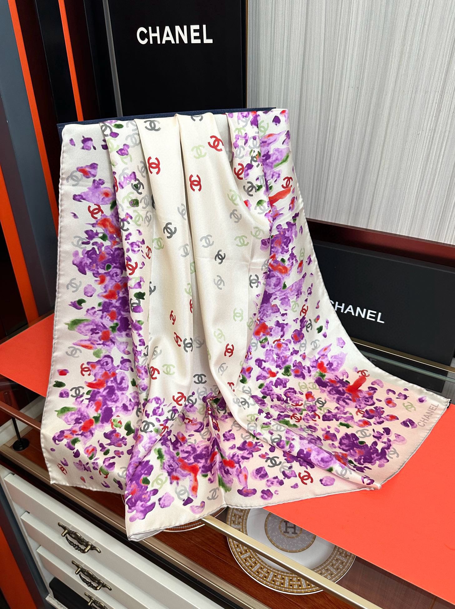  。香奈儿 【CC花卉】官网同步 薰衣草紫💜其繁花设计和晕染手法展现了典雅与浪漫的气质得意彩色字母的点缀