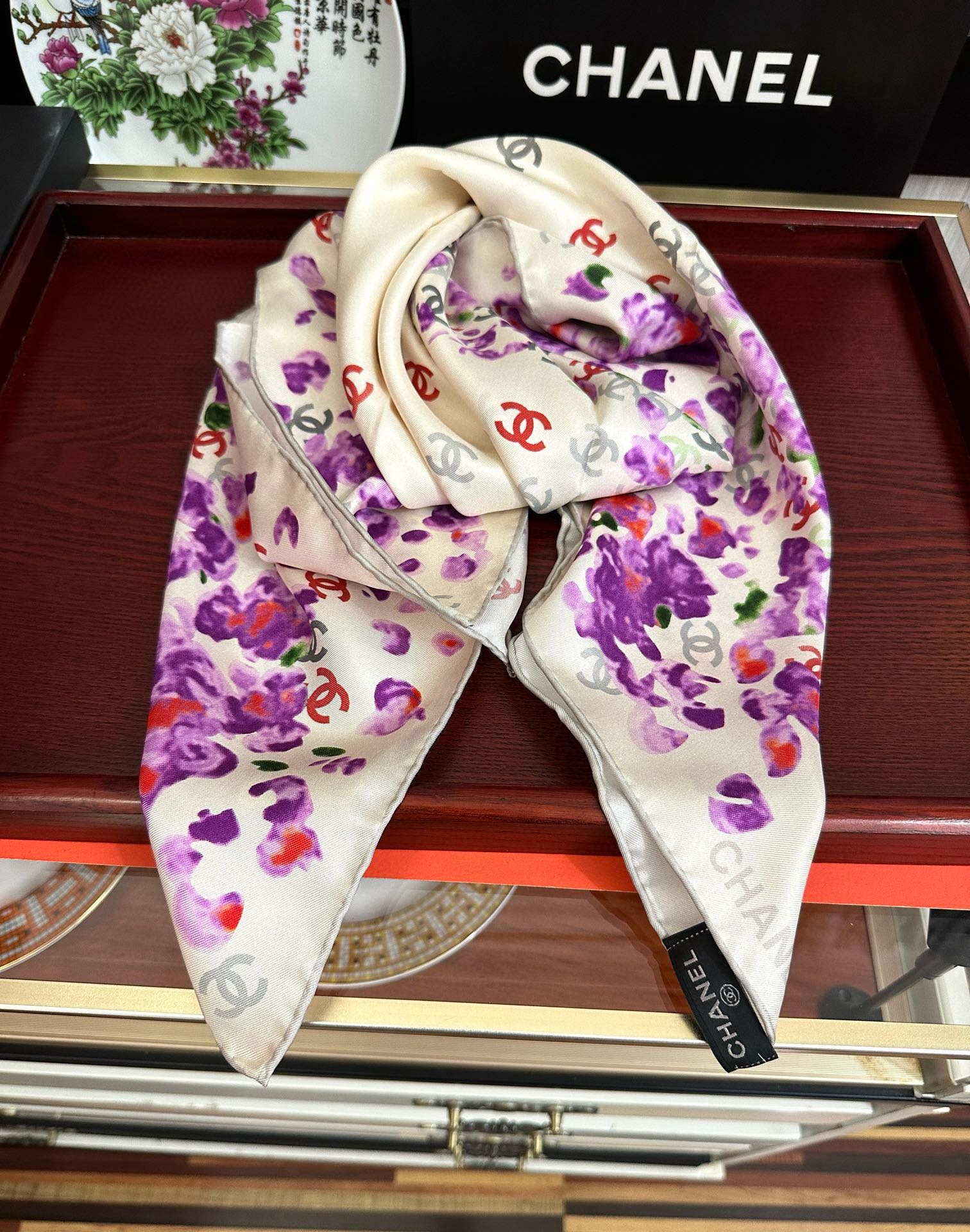  。香奈儿 【CC花卉】官网同步 薰衣草紫💜其繁花设计和晕染手法展现了典雅与浪漫的气质得意彩色字母的点缀