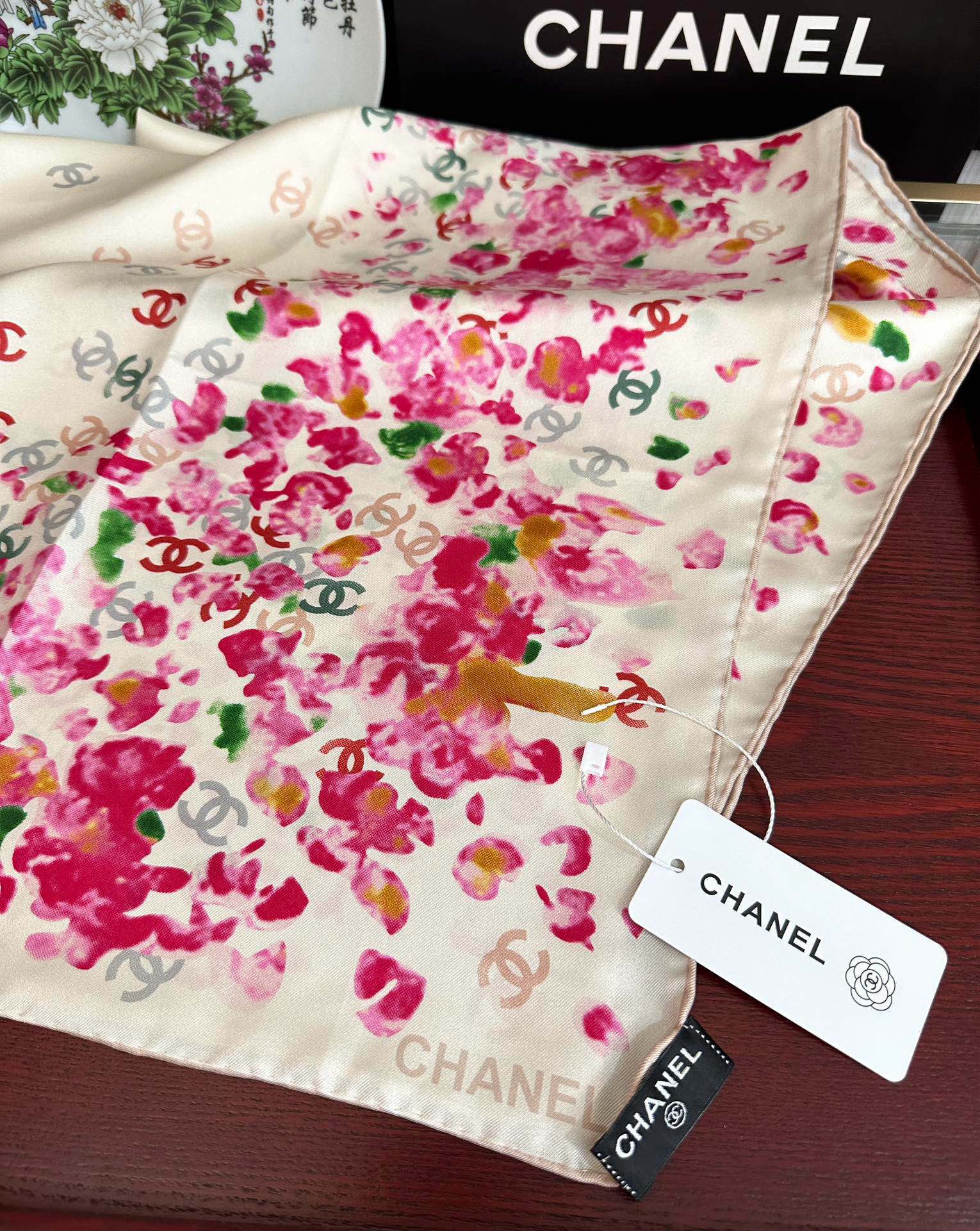  。香奈儿 【CC花卉】官网同步 薰衣草紫💜其繁花设计和晕染手法展现了典雅与浪漫的气质得意彩色字母的点缀