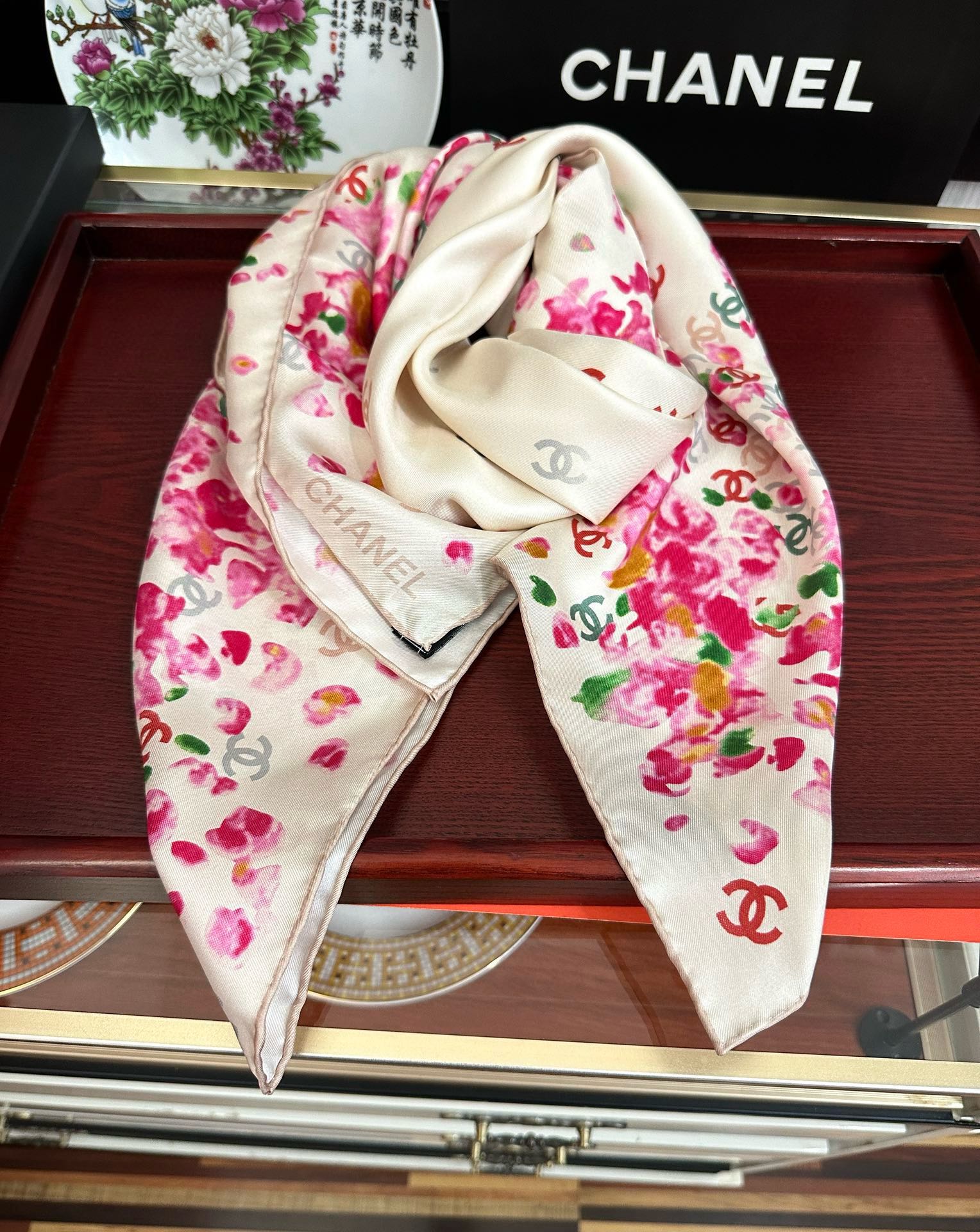  。香奈儿 【CC花卉】官网同步 薰衣草紫💜其繁花设计和晕染手法展现了典雅与浪漫的气质得意彩色字母的点缀