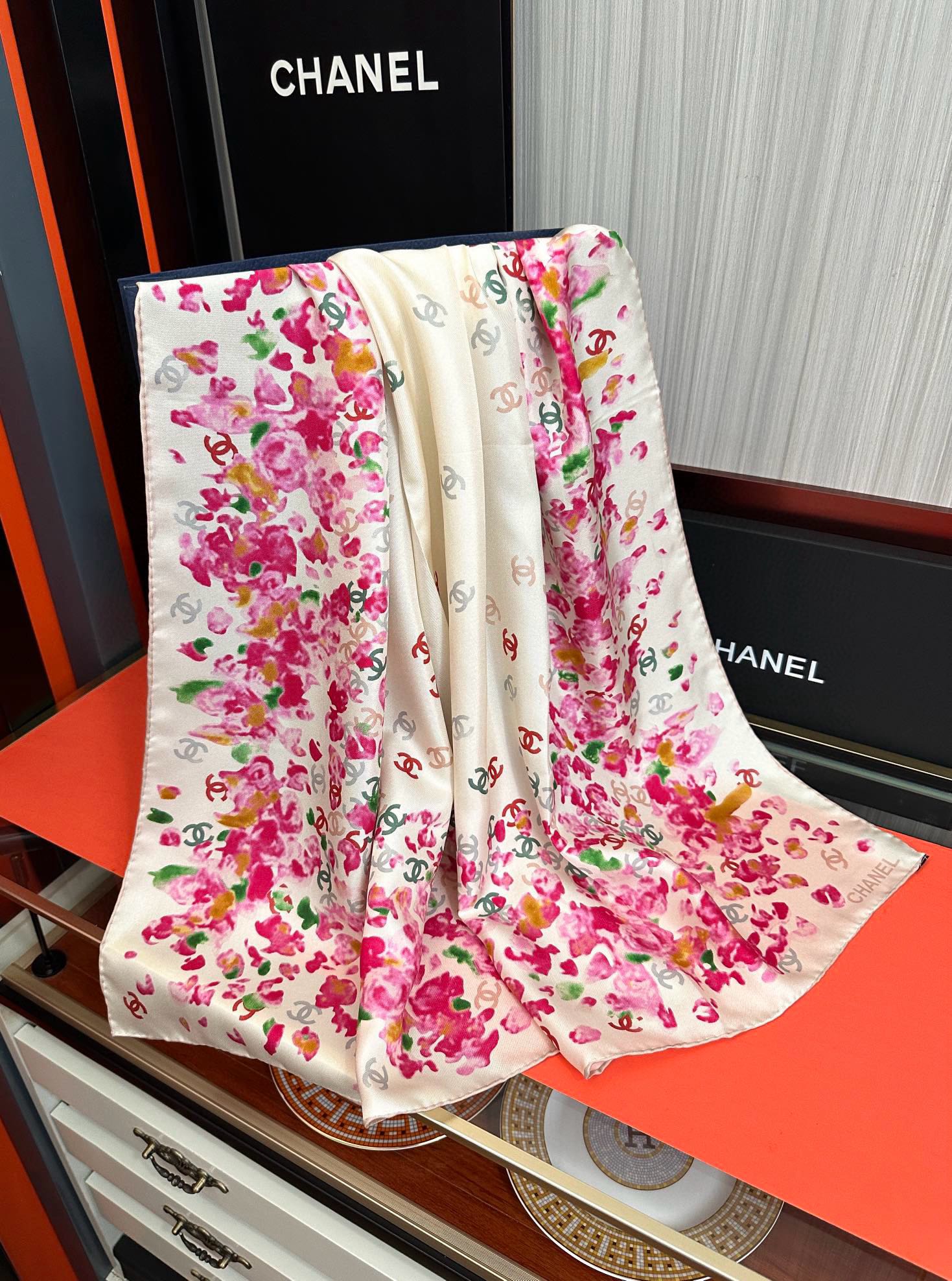  。香奈儿 【CC花卉】官网同步 薰衣草紫💜其繁花设计和晕染手法展现了典雅与浪漫的气质得意彩色字母的点缀