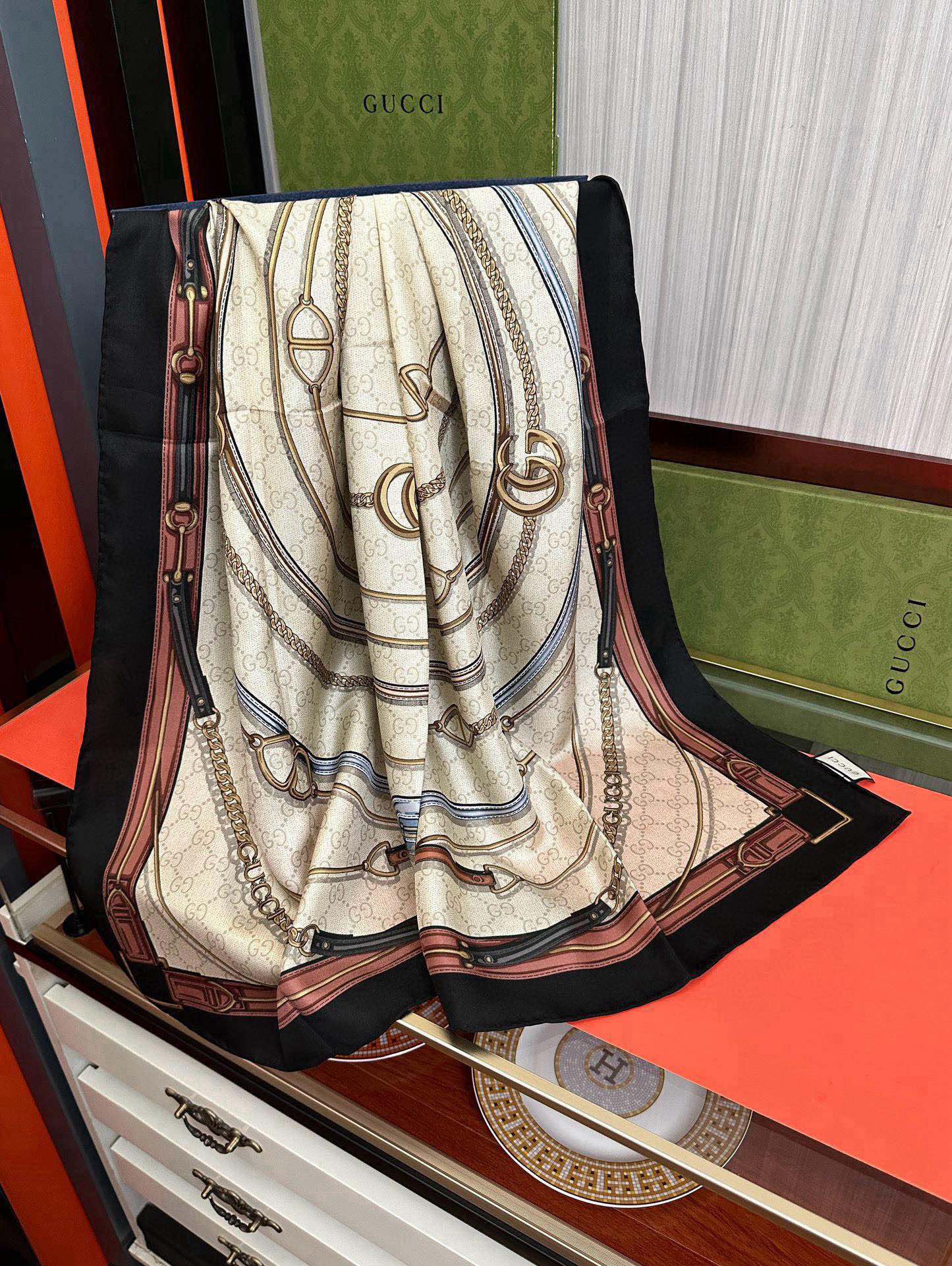 新款 。古奇 2025太美了必备款官网同步《皮革GG图案系列》印花方巾庆祝手工卷边品牌标志性不断焕新演绎