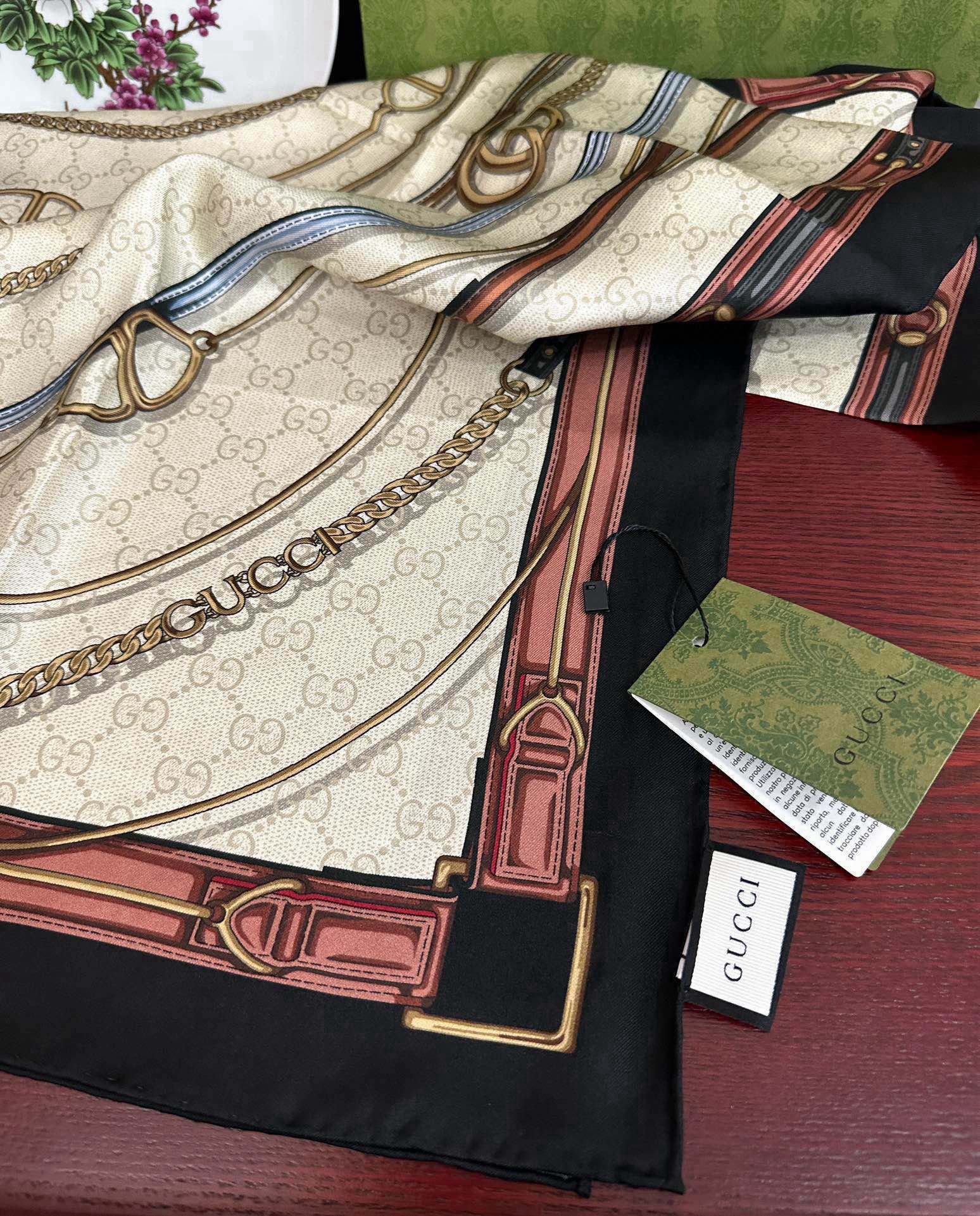 新款 。古奇 2025太美了必备款官网同步《皮革GG图案系列》印花方巾庆祝手工卷边品牌标志性不断焕新演绎