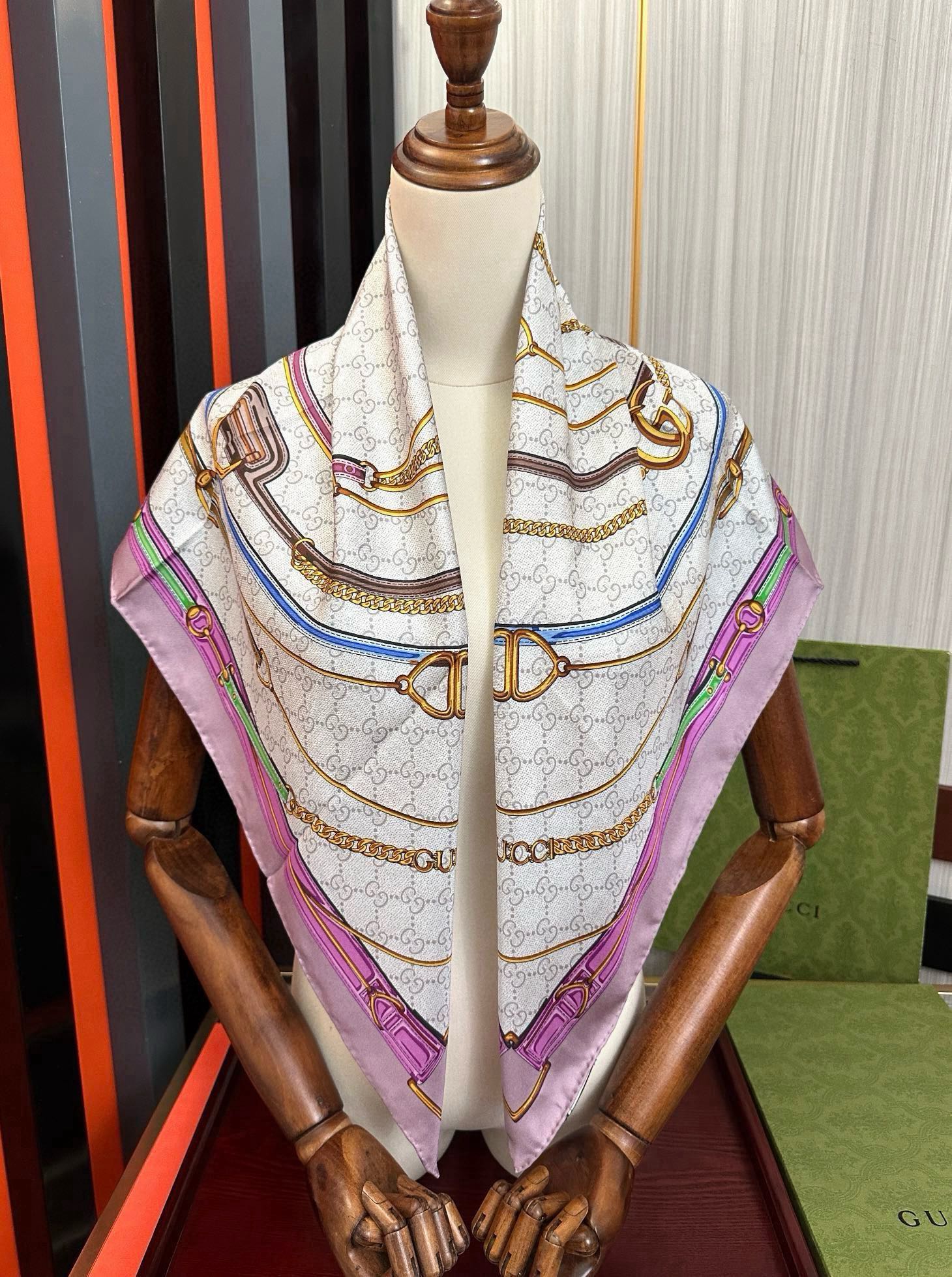 新款 。古奇 2025太美了必备款官网同步《皮革GG图案系列》印花方巾庆祝手工卷边品牌标志性不断焕新演绎