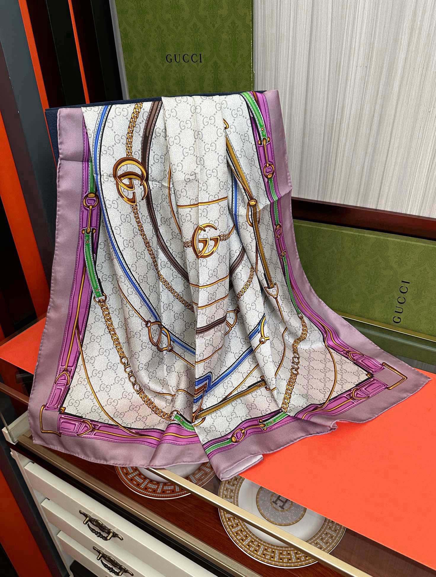 新款 。古奇 2025太美了必备款官网同步《皮革GG图案系列》印花方巾庆祝手工卷边品牌标志性不断焕新演绎