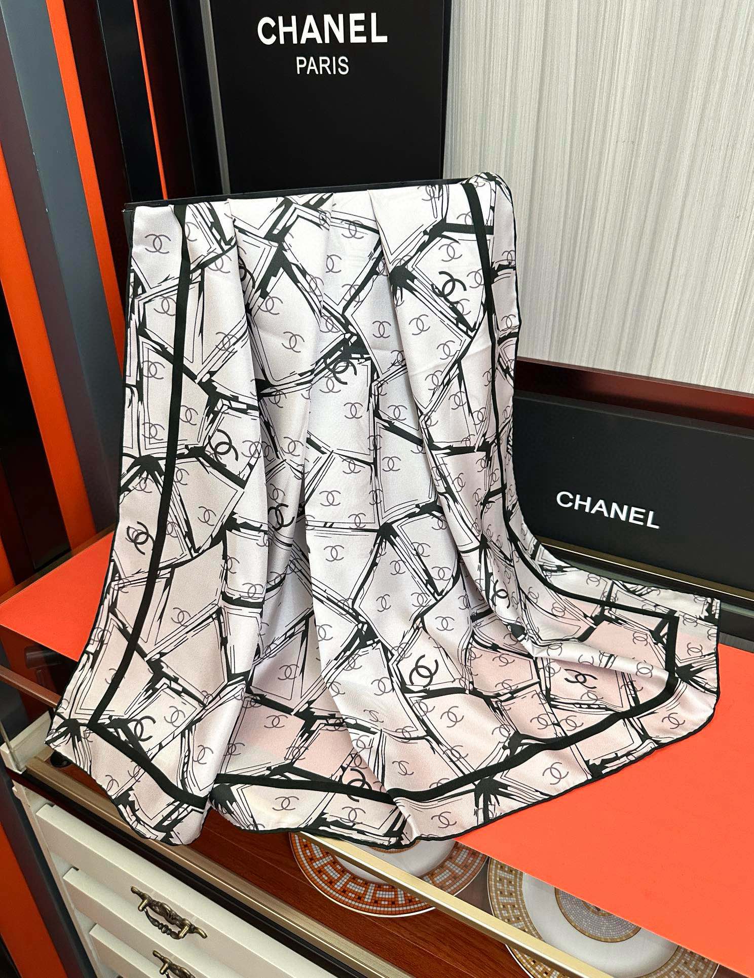  新款。香奈儿 官网同步 精致手工卷边得意极具品牌特色的涂鸦签名暗纹提花+简洁的COCO字母元素印花庆祝