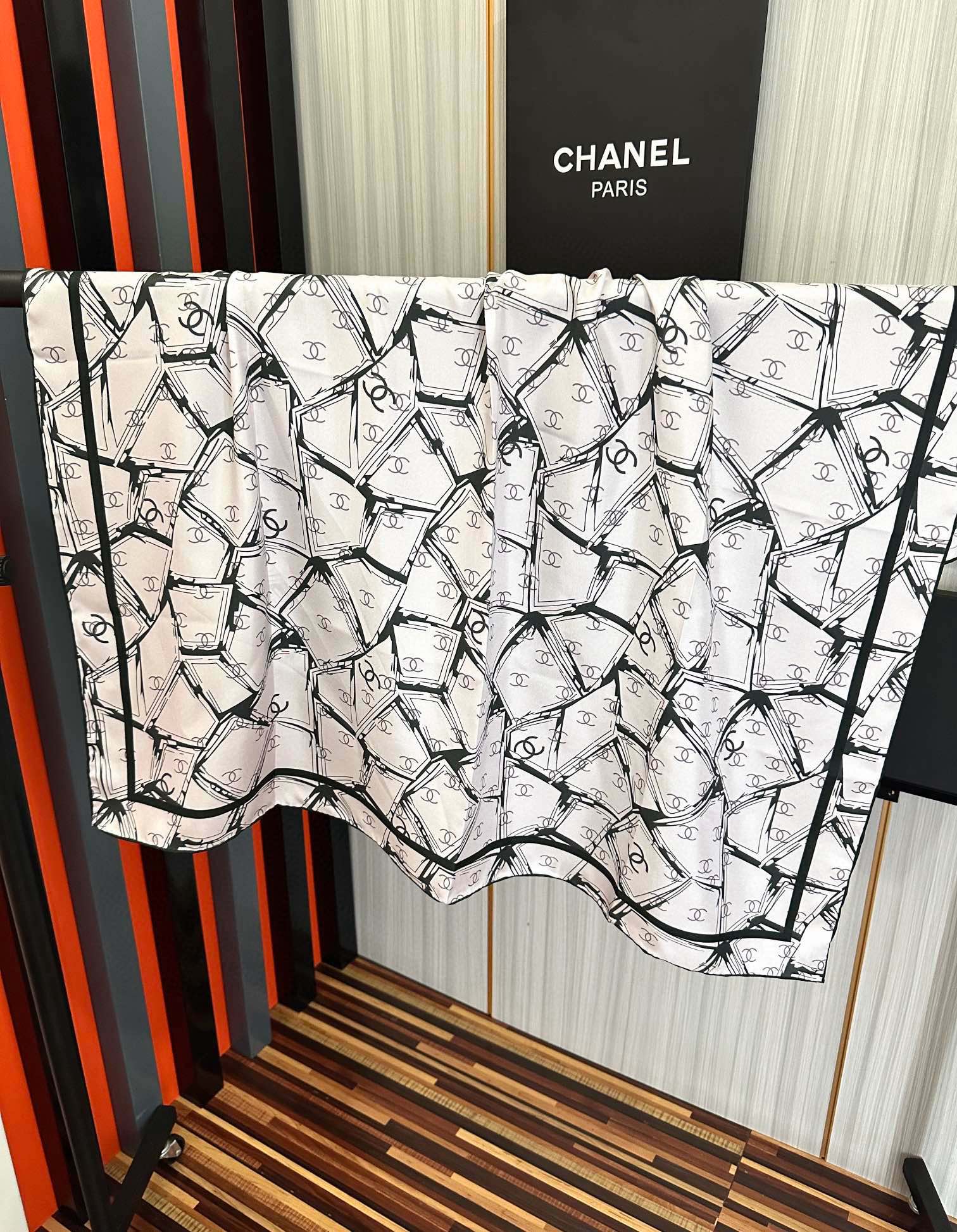  新款。香奈儿 官网同步 精致手工卷边得意极具品牌特色的涂鸦签名暗纹提花+简洁的COCO字母元素印花庆祝